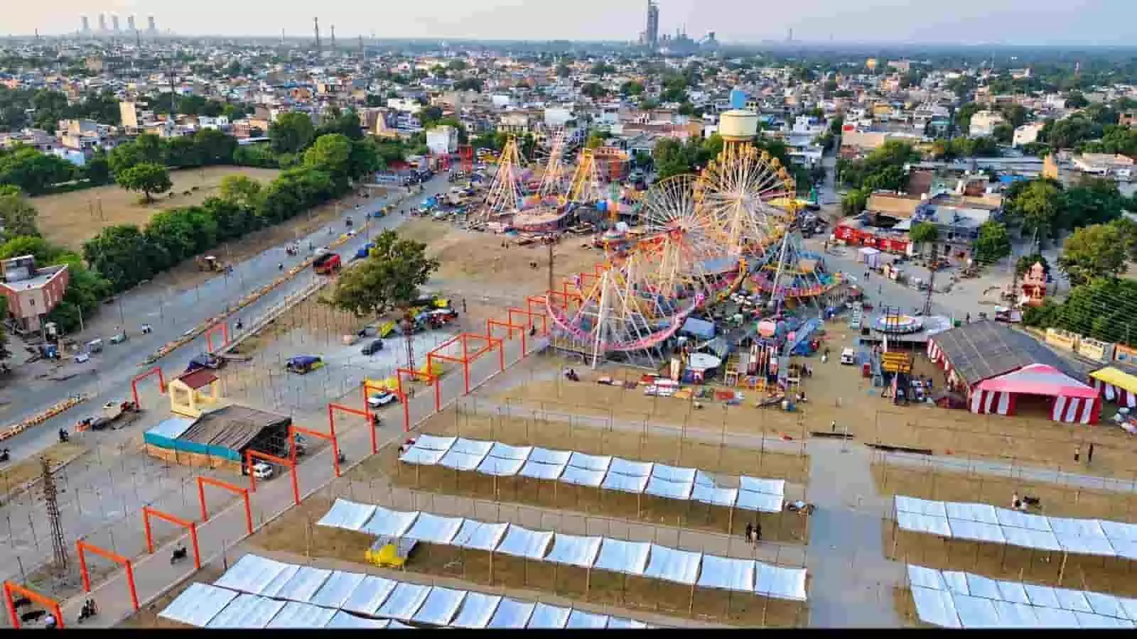 तस्वीर में दिख रही जगह दशहरा मेला मैदान है जहां झूले और पंडाल लगे हुए हैं। तस्वीर में दिख रही जगह दशहरा मेला मैदान है जहां झूले और पंडाल लगे हुए हैं।