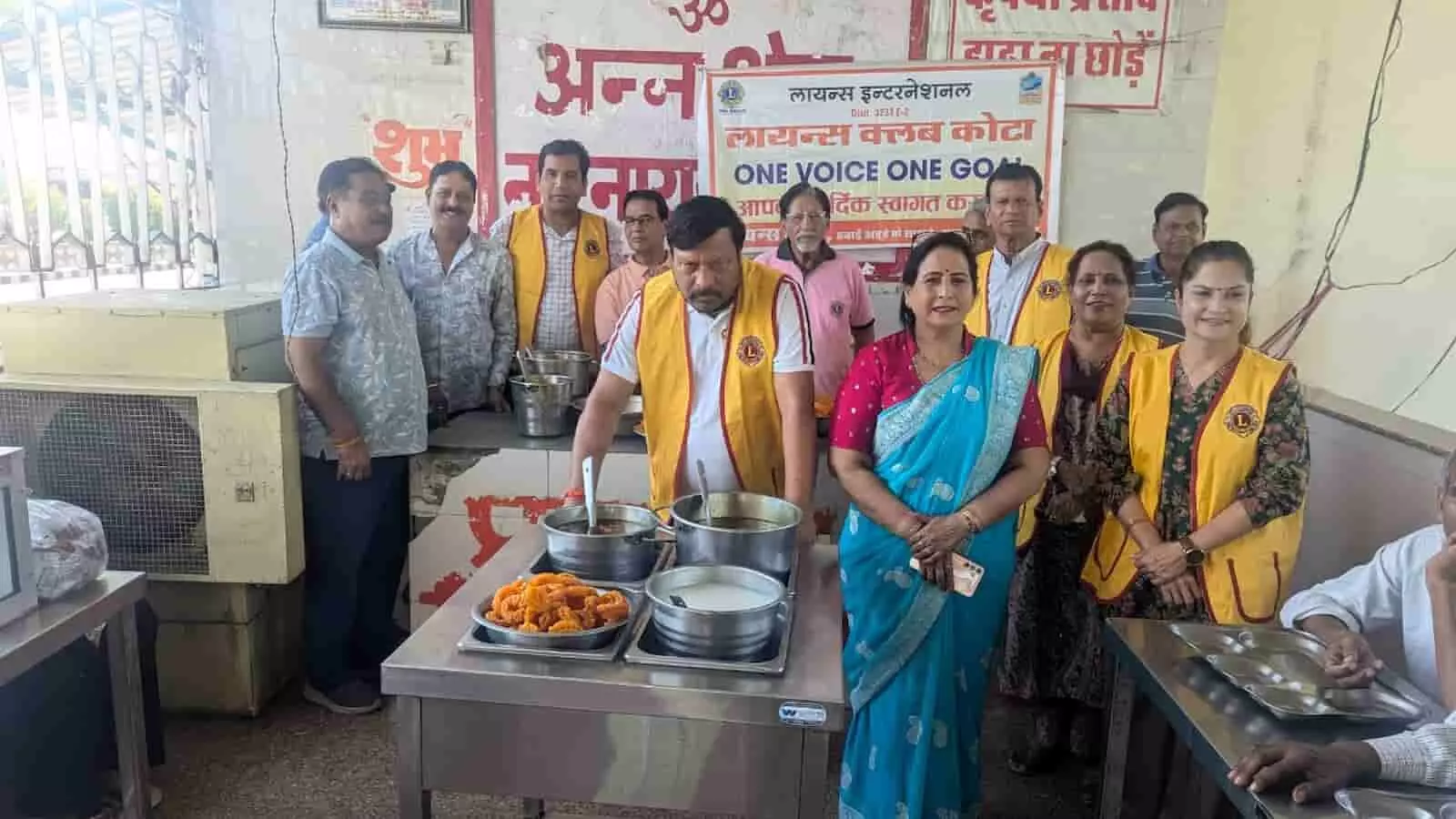 लायंस क्लब कोटा के सदस्यों ने गीता भवन में जरूरतमंदों को भोजन कराया। लायंस क्लब कोटा के सदस्यों ने गीता भवन में जरूरतमंदों को भोजन कराया।