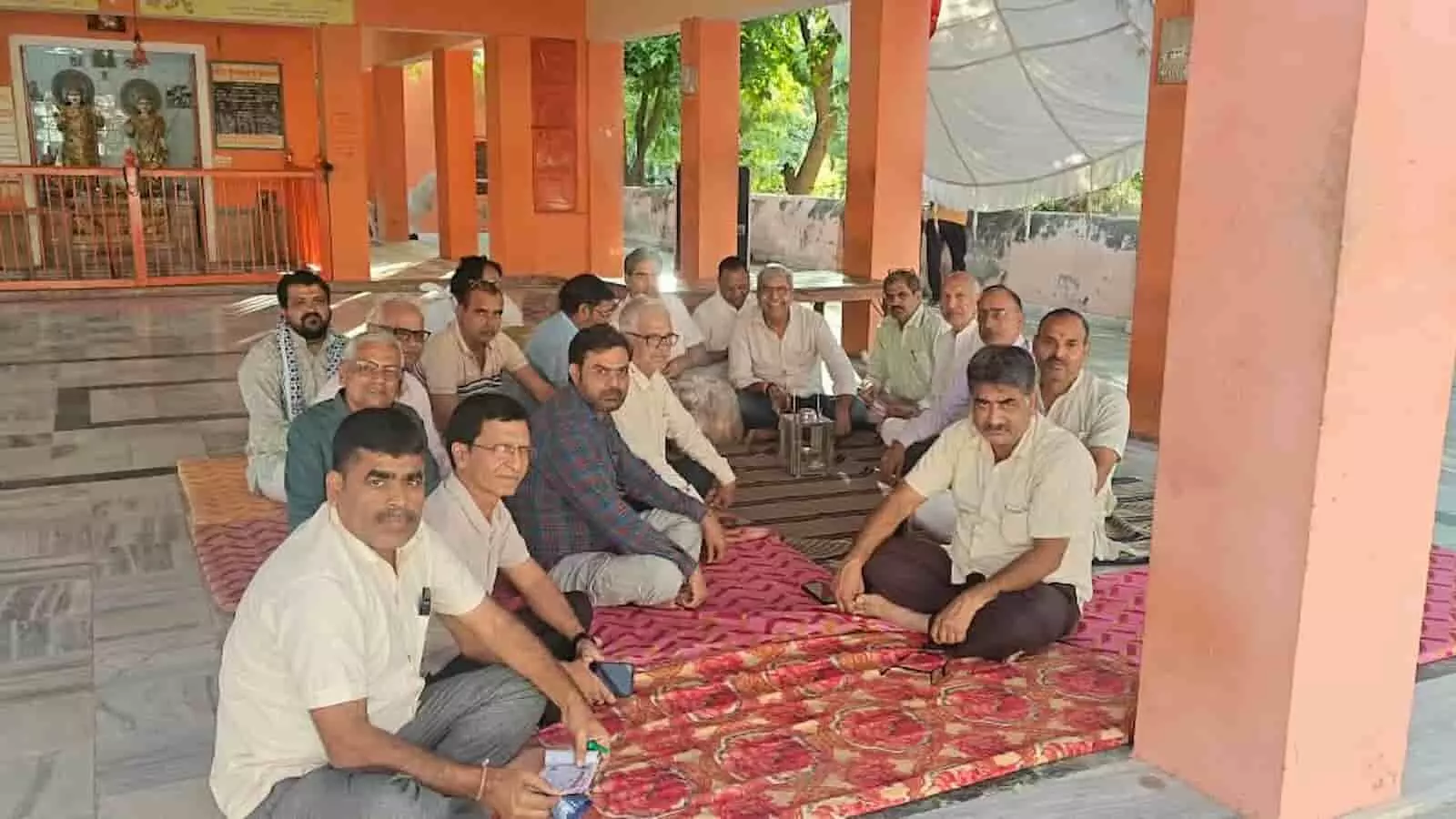 तस्वीर में सीताराम मंदिर परिसर के अंदर चटाई पर बैठकर चर्चा करते हुए समिति के सदस्य नजर आ रहे हैं। तस्वीर में सीताराम मंदिर परिसर के अंदर चटाई पर बैठकर चर्चा करते हुए समिति के सदस्य नजर आ रहे हैं।