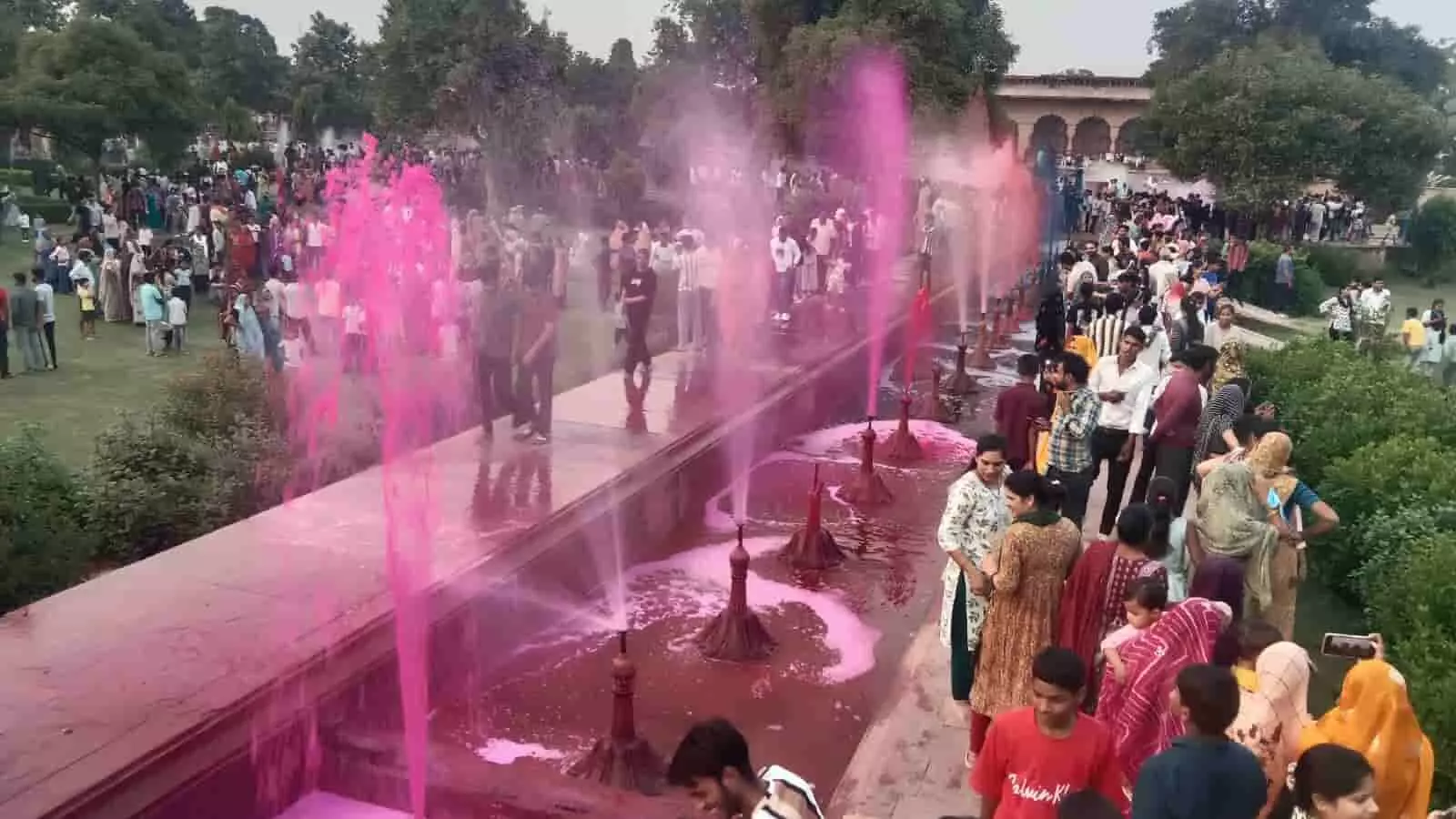 डीग में आयोजित महोत्सव के दौरान पारंपरिक प्रतियोगिताओं में भाग लेते प्रतिभागी और दर्शक। डीग में आयोजित महोत्सव के दौरान पारंपरिक प्रतियोगिताओं में भाग लेते प्रतिभागी और दर्शक।