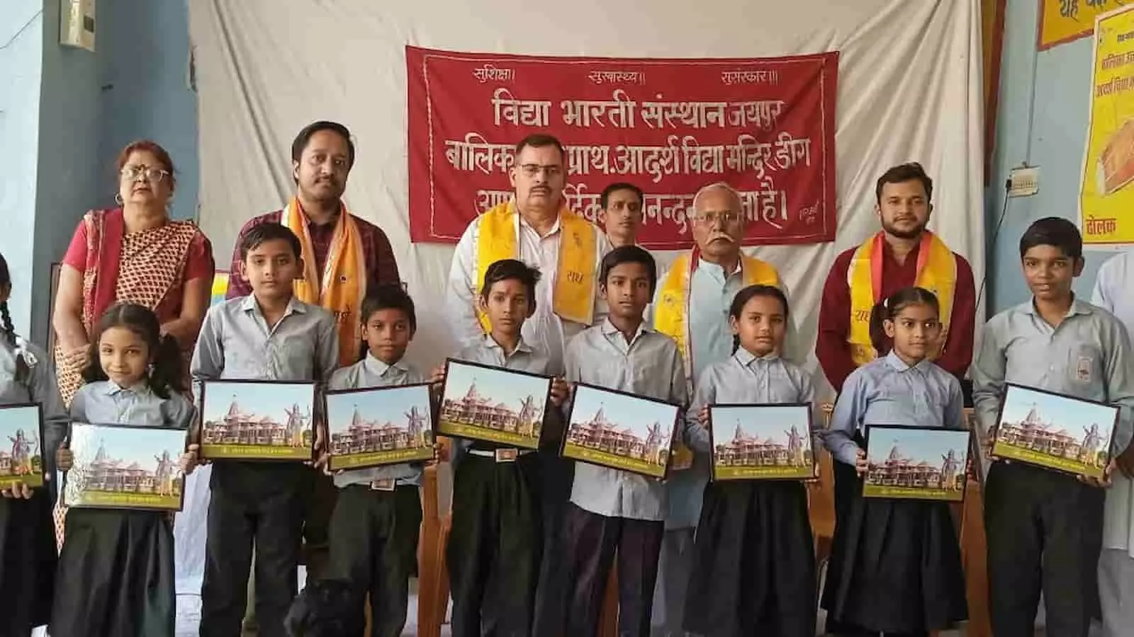 विद्यार्थियों और अतिथियों के साथ बालिका उच्च प्राथमिक आदर्श विद्या मंदिर डीग में आयोजित विज्ञान मेले का दृश्य। विद्यार्थियों और अतिथियों के साथ बालिका उच्च प्राथमिक आदर्श विद्या मंदिर डीग में आयोजित विज्ञान मेले का दृश्य।