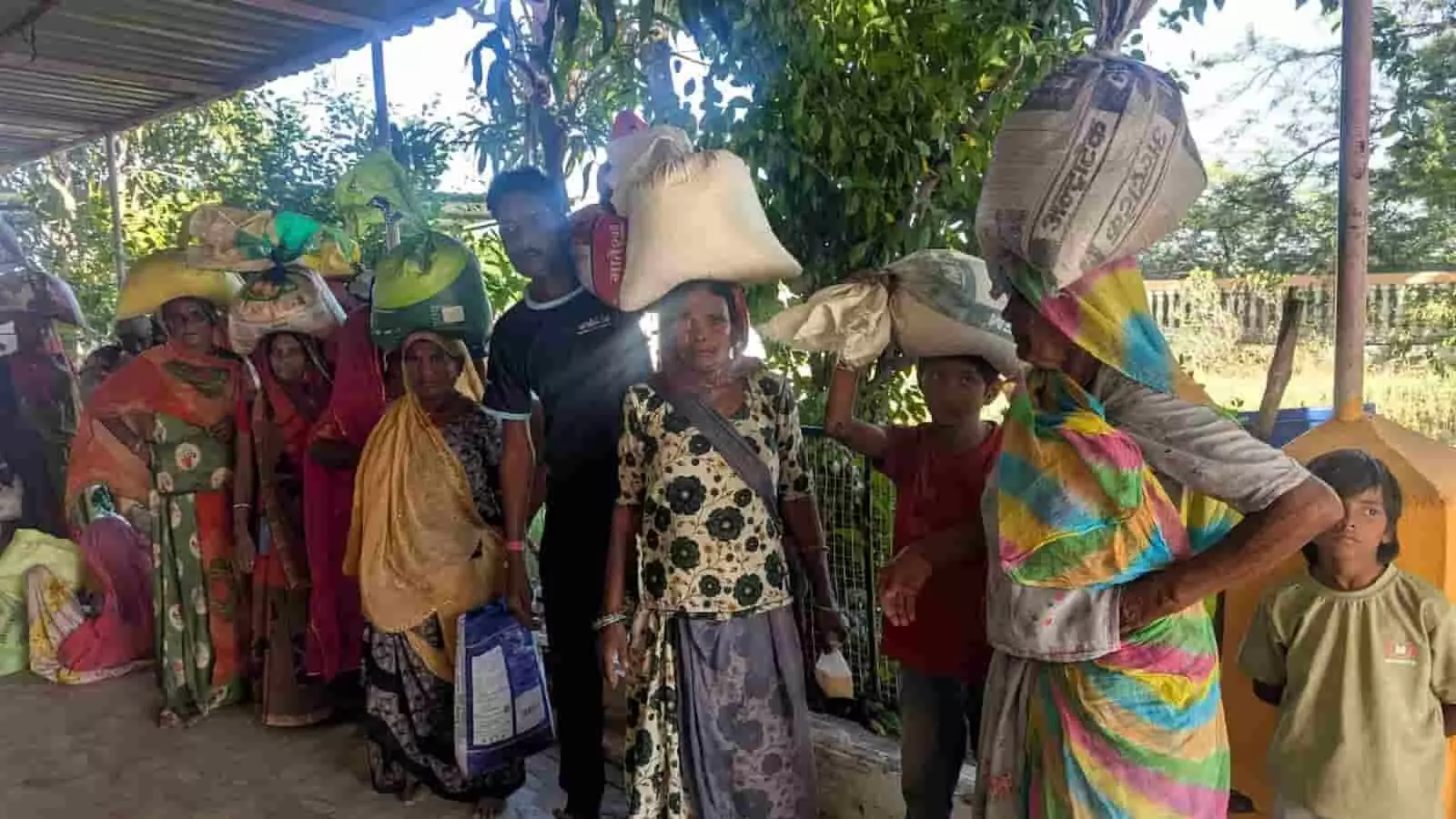 खाद्य सामग्री प्राप्त करने के बाद मंदिर परिसर में खड़े हुए जरूरतमंद लोग। खाद्य सामग्री प्राप्त करने के बाद मंदिर परिसर में खड़े हुए जरूरतमंद लोग।