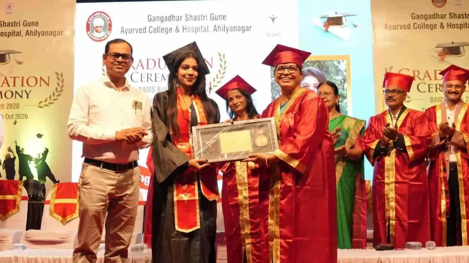 तस्वीर में तमन्ना मोदी अहिल्या नगर स्थित कॉलेज मंच पर डिग्री प्राप्त कर रही हैं। तस्वीर में तमन्ना मोदी अहिल्या नगर स्थित कॉलेज मंच पर डिग्री प्राप्त कर रही हैं।