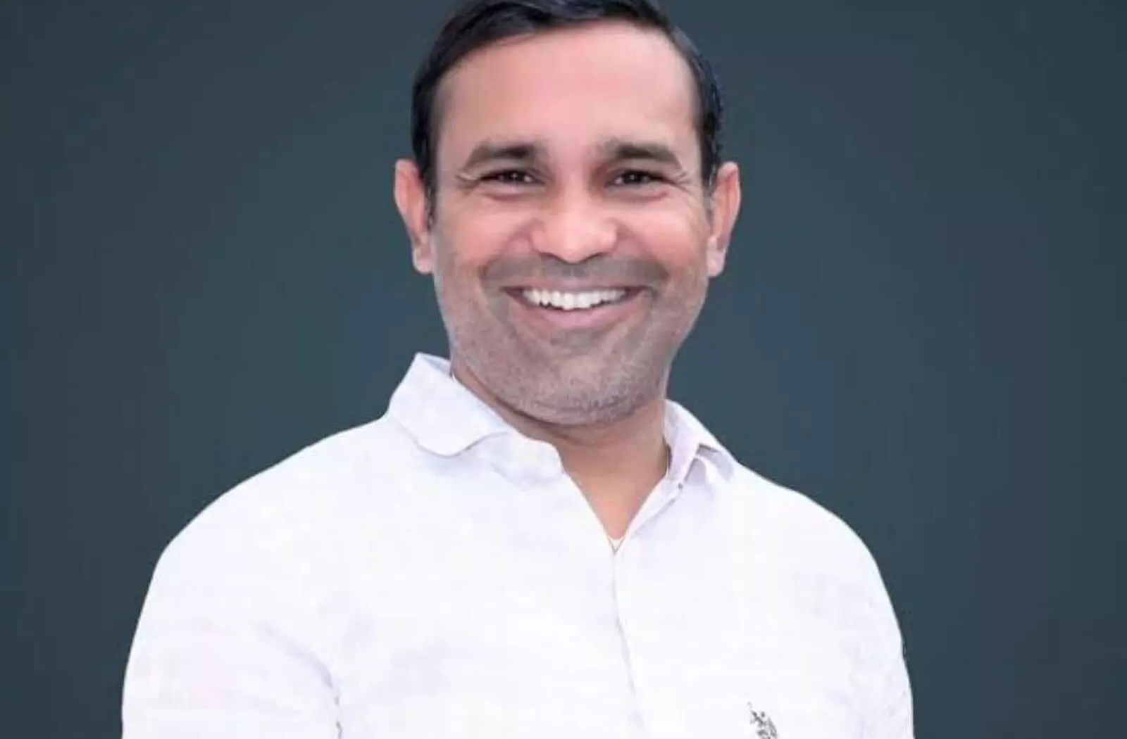 तस्वीर में नोहर के पूर्व विधायक अभिषेक मटोरिया साधारण पृष्ठभूमि के सामने मुस्कुराते हुए दिखाई दे रहे हैं। तस्वीर में नोहर के पूर्व विधायक अभिषेक मटोरिया साधारण पृष्ठभूमि के सामने मुस्कुराते हुए दिखाई दे रहे हैं।