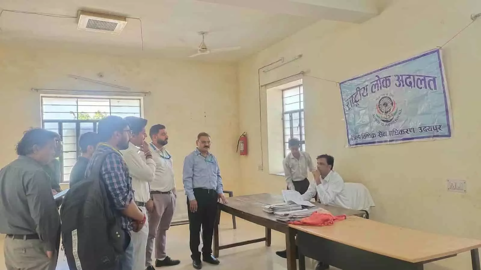 तस्वीर में खेरवाड़ा कोर्ट परिसर में राष्ट्रीय लोक अदालत के दौरान अधिकारी और उपस्थित लोग दिख रहे हैं। तस्वीर में खेरवाड़ा कोर्ट परिसर में राष्ट्रीय लोक अदालत के दौरान अधिकारी और उपस्थित लोग दिख रहे हैं।