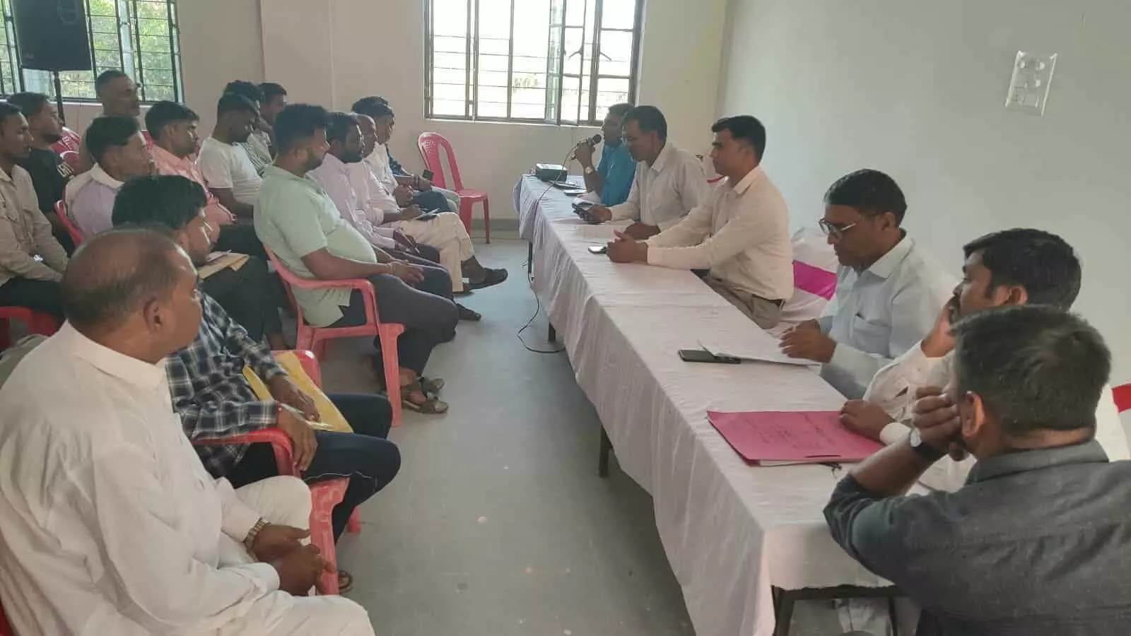 भुसावर पंचायत समिति कार्यालय के कमरे में मेज के पास बैठे अधिकारी और सामने बैठे संभावित प्रत्याशी। भुसावर पंचायत समिति कार्यालय के कमरे में मेज के पास बैठे अधिकारी और सामने बैठे संभावित प्रत्याशी।