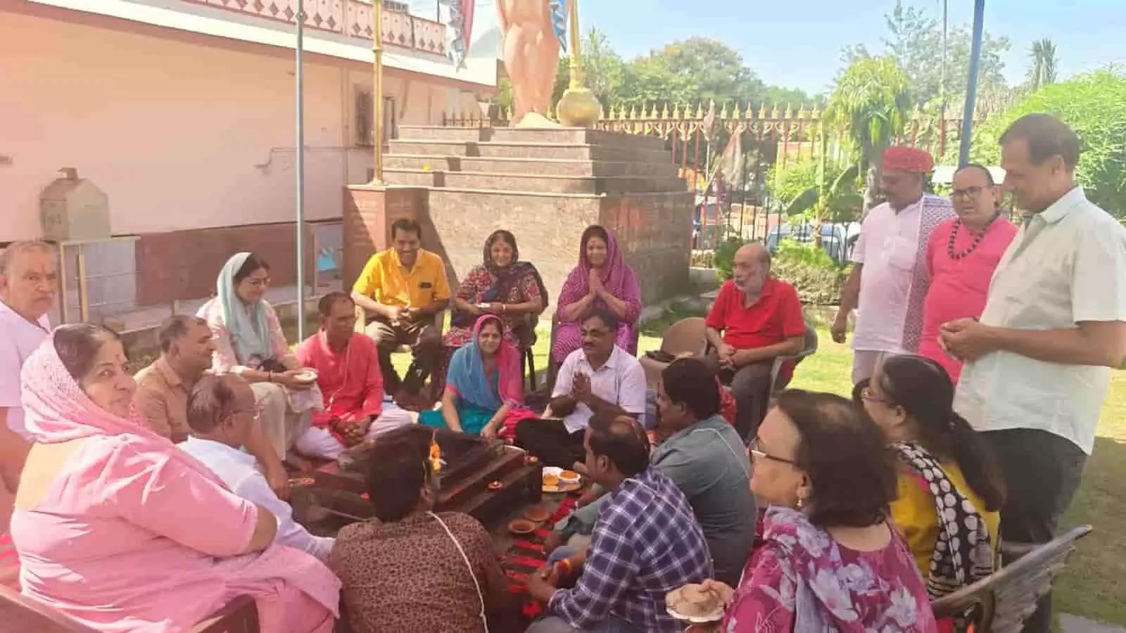 जयपुर के श्री राम मंदिर परिसर में हवन कुंड के पास बैठकर पूजा-अर्चना करते लोग। जयपुर के श्री राम मंदिर परिसर में हवन कुंड के पास बैठकर पूजा-अर्चना करते लोग।