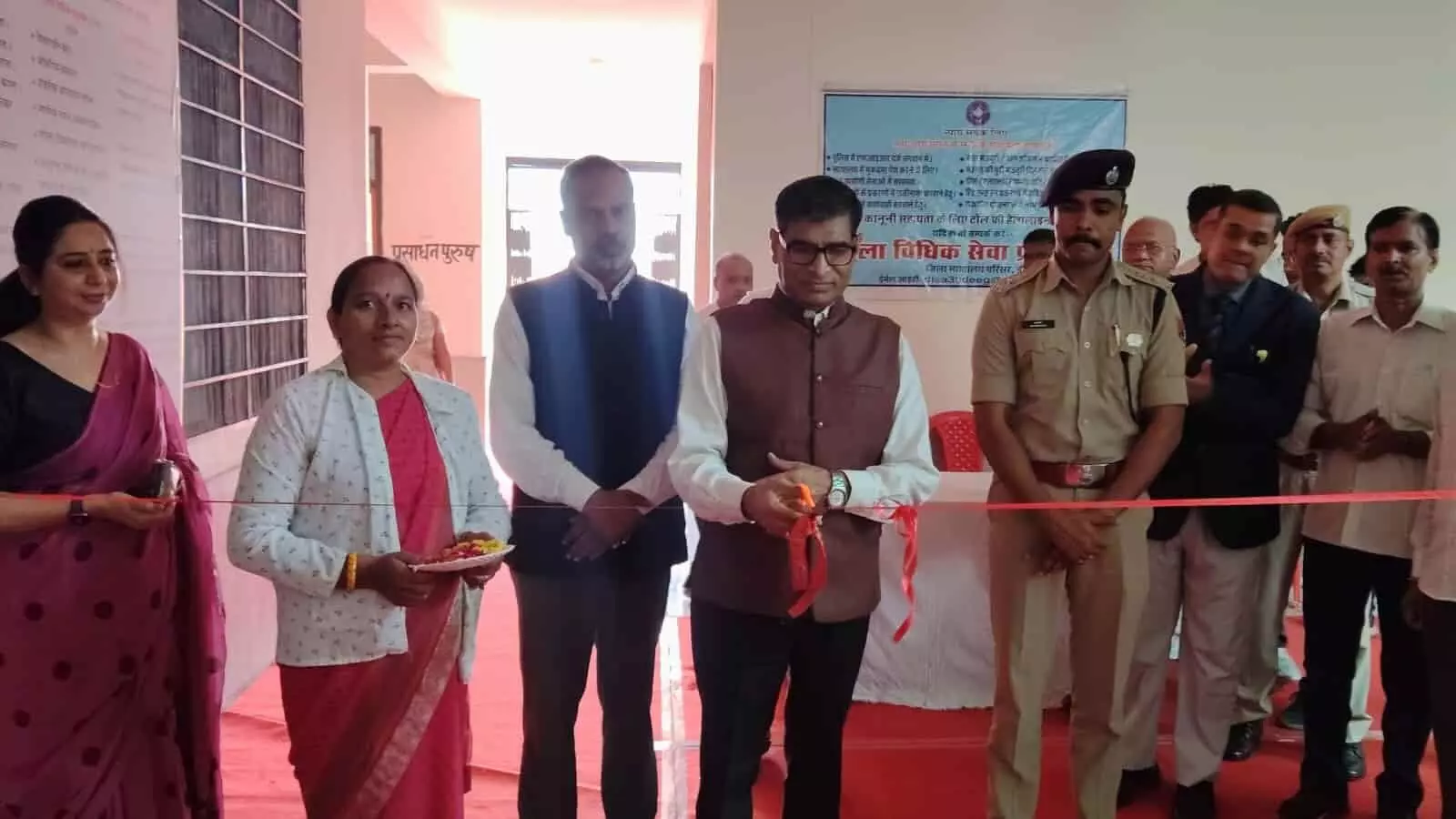 डीग न्यायालय परिसर में जिला न्यायाधीश उपेन्द्र शर्मा अधिकारियों की मौजूदगी में फीता काटकर राष्ट्रीय लोक अदालत का उद्घाटन करते हुए। डीग न्यायालय परिसर में जिला न्यायाधीश उपेन्द्र शर्मा अधिकारियों की मौजूदगी में फीता काटकर राष्ट्रीय लोक अदालत का उद्घाटन करते हुए।