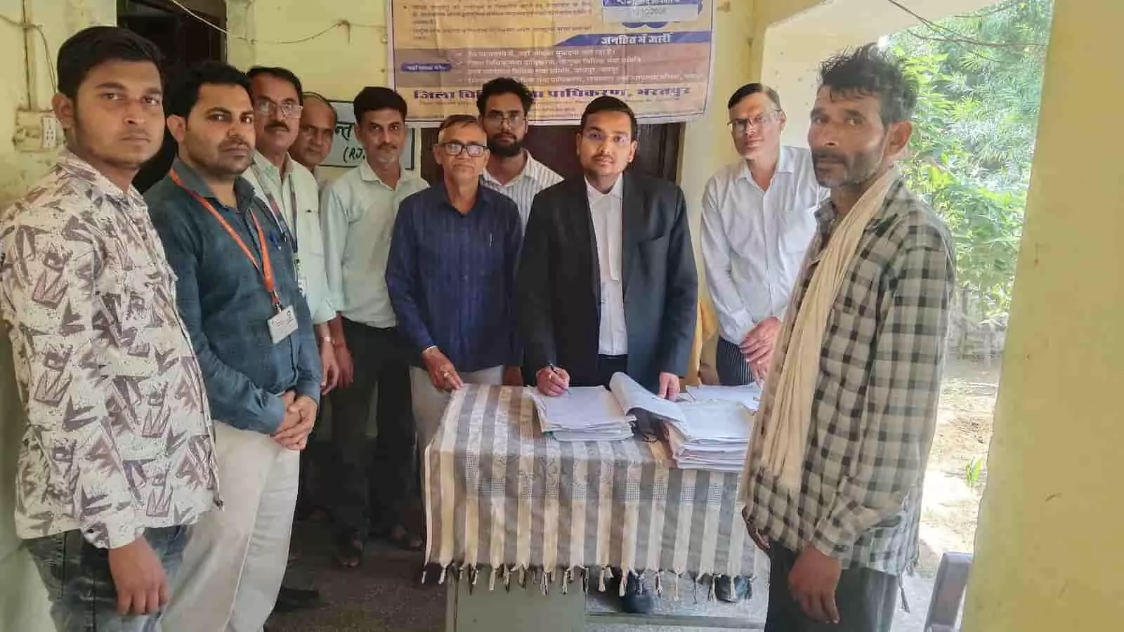 भुसावर न्यायालय परिसर में राष्ट्रीय लोक अदालत के दौरान मामलों का निस्तारण करते न्यायिक अधिकारी और अधिवक्ता। भुसावर न्यायालय परिसर में राष्ट्रीय लोक अदालत के दौरान मामलों का निस्तारण करते न्यायिक अधिकारी और अधिवक्ता।