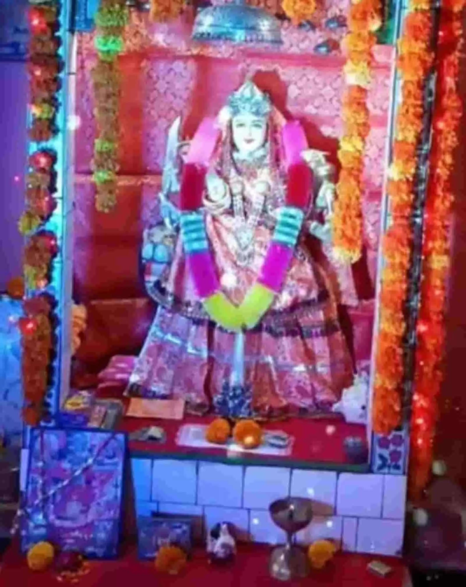 भुसावर के मंदिर में शारदीय नवरात्रि पर सजाई गई मां दुर्गा की झांकी. भुसावर के मंदिर में शारदीय नवरात्रि पर सजाई गई मां दुर्गा की झांकी.