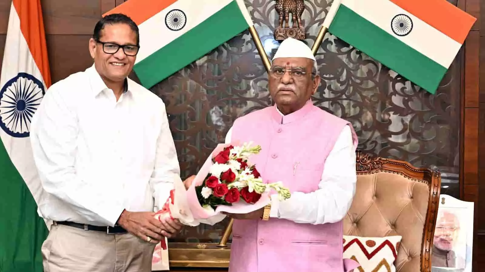 तस्वीर में बाएं ओर जयपुर महापौर सुनील कोठारी दाएं ओर स्थित राज्यपाल हरिभाऊ बागडे को फूलों का गुलदस्ता दे रहे हैं। तस्वीर में बाएं ओर जयपुर महापौर सुनील कोठारी दाएं ओर स्थित राज्यपाल हरिभाऊ बागडे को फूलों का गुलदस्ता दे रहे हैं।