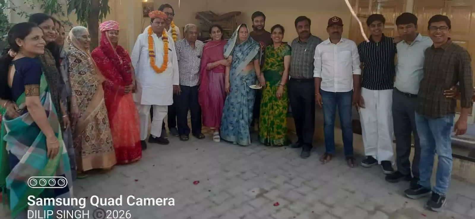 तस्वीर में ब्यावर में नवनिर्वाचित सभापति पुष्पा बल्दुआ और स्थानीय लोग एक साथ खड़े दिखाई दे रहे हैं। तस्वीर में ब्यावर में नवनिर्वाचित सभापति पुष्पा बल्दुआ और स्थानीय लोग एक साथ खड़े दिखाई दे रहे हैं।