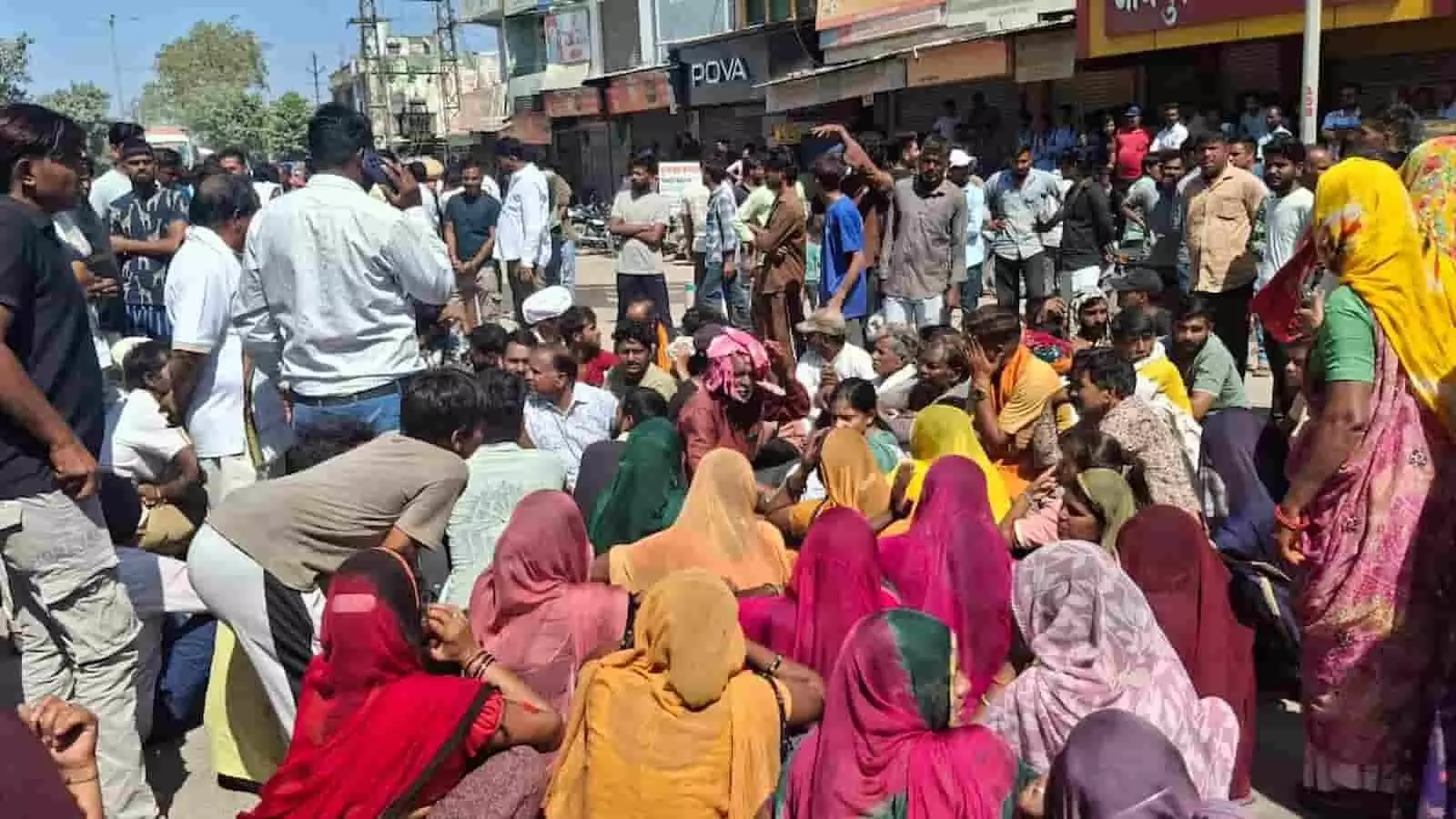 चंदेरिया में सड़क पर विरोध प्रदर्शन करते हुए ग्रामीण और पुलिसकर्मी नजर आ रहे हैं। चंदेरिया में सड़क पर विरोध प्रदर्शन करते हुए ग्रामीण और पुलिसकर्मी नजर आ रहे हैं।