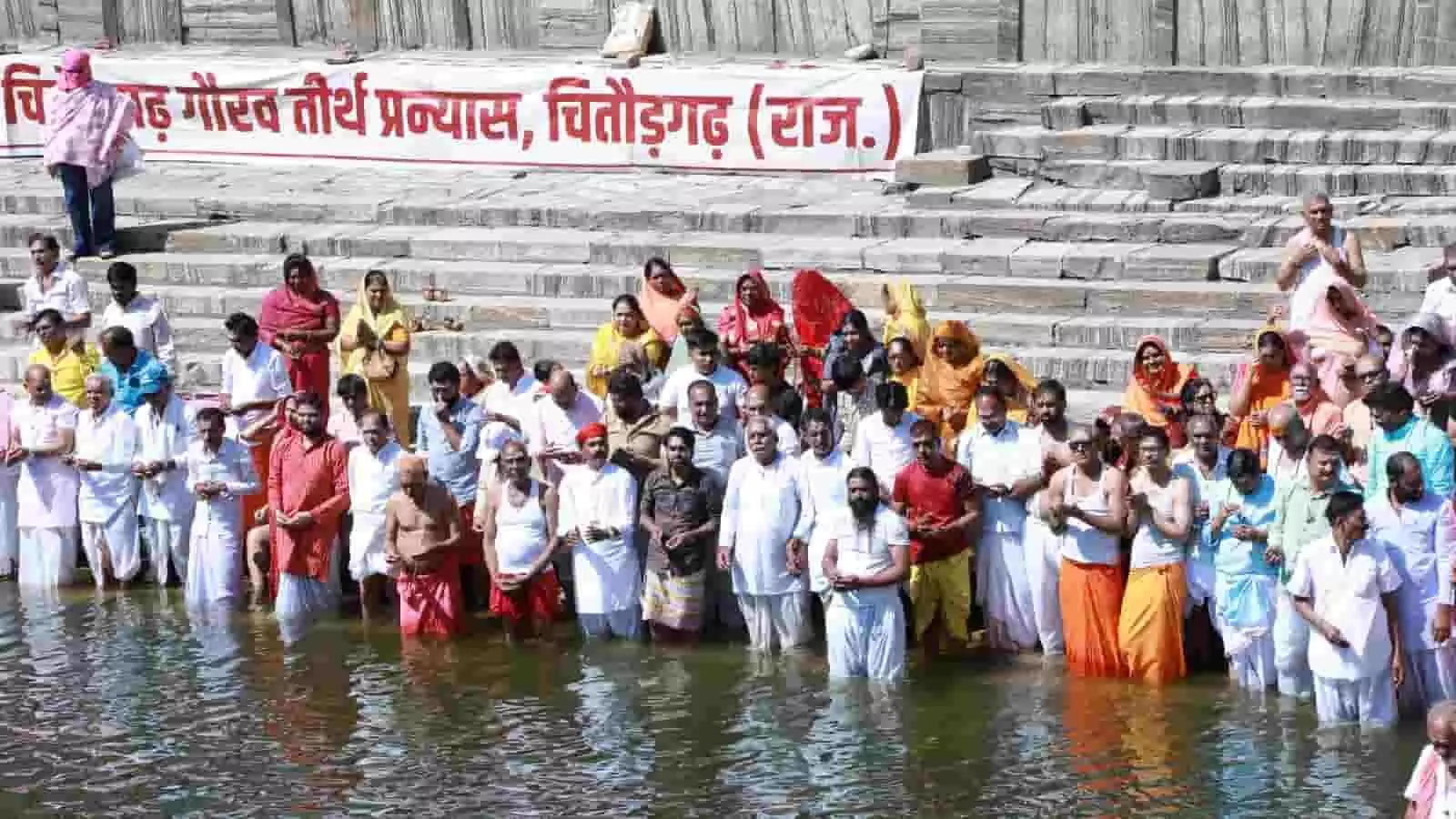 तस्वीर में चित्तौड़गढ़ के भीमलत कुंड के जल में खड़े होकर श्रद्धालु तर्पण अनुष्ठान कर रहे हैं। तस्वीर में चित्तौड़गढ़ के भीमलत कुंड के जल में खड़े होकर श्रद्धालु तर्पण अनुष्ठान कर रहे हैं।