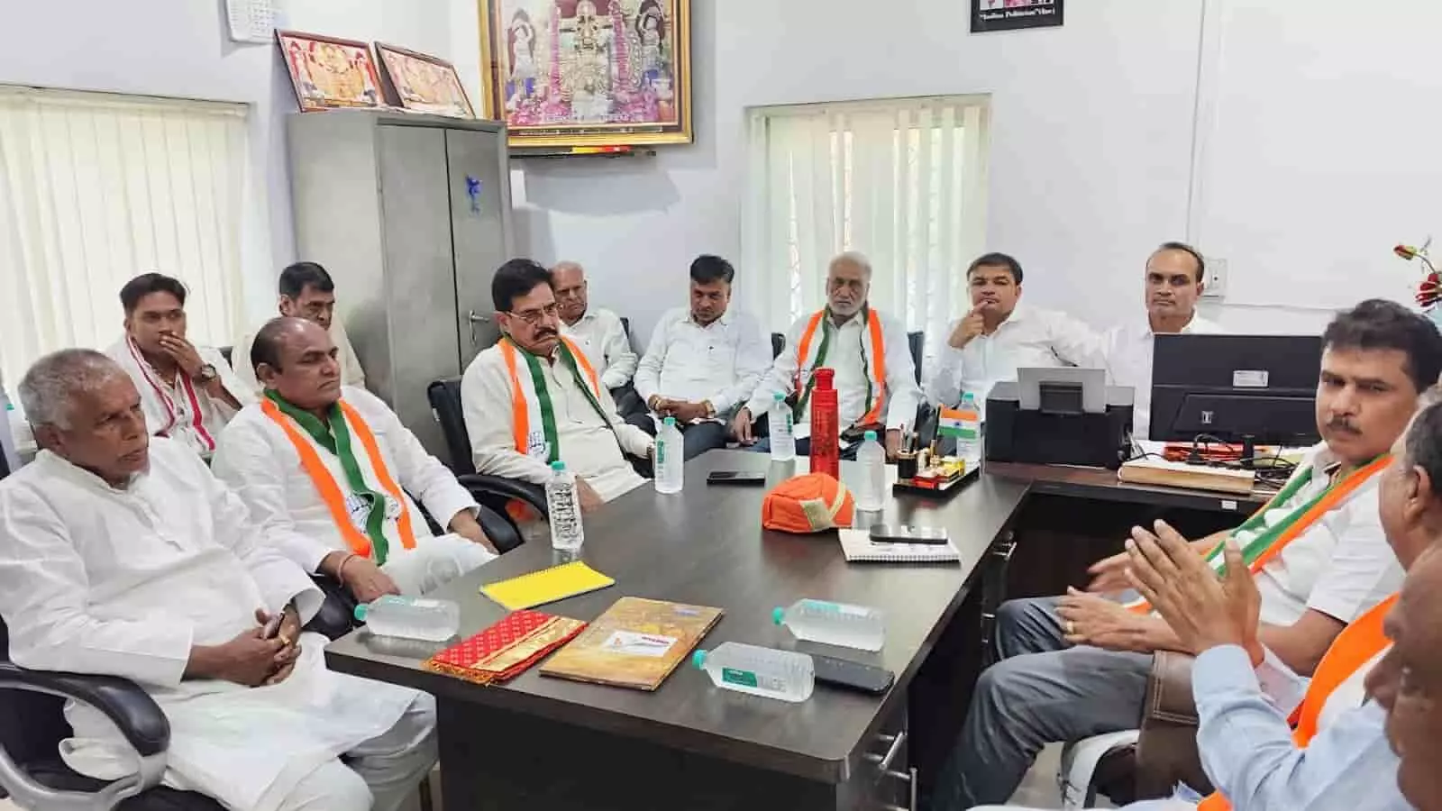 तस्वीर में चित्तौड़गढ़ कांग्रेस कार्यालय के भीतर बैठक में भाग लेते हुए कांग्रेस नेता दिखाई दे रहे हैं। तस्वीर में चित्तौड़गढ़ कांग्रेस कार्यालय के भीतर बैठक में भाग लेते हुए कांग्रेस नेता दिखाई दे रहे हैं।