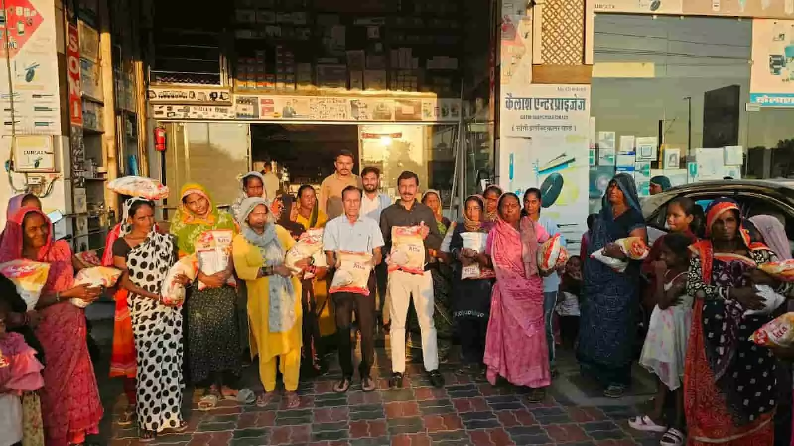 काशीपुरी रोड पर राजस्थान जन मंच द्वारा सर्व पितृ अमावस्या पर निर्धन परिवारों को आटा वितरण करते हुए भाजपा नेता कैलाश सोनी और अन्य लोग। काशीपुरी रोड पर राजस्थान जन मंच द्वारा सर्व पितृ अमावस्या पर निर्धन परिवारों को आटा वितरण करते हुए भाजपा नेता कैलाश सोनी और अन्य लोग।