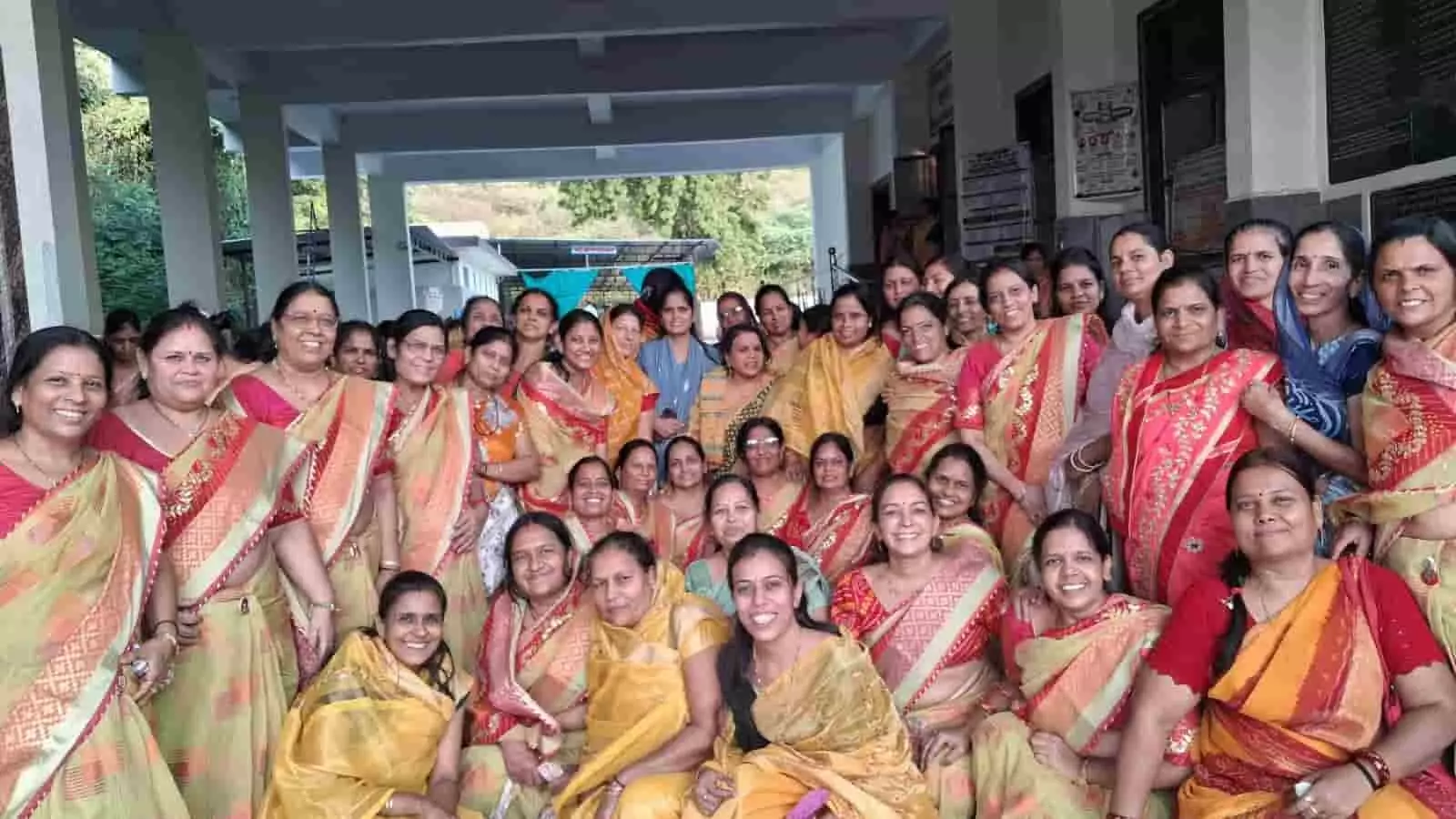 तस्वीर में पारंपरिक और पीले वस्त्रों में नजर आ रही महिलाएं चित्तौड़गढ़ के धार्मिक शिविर में शामिल हैं। तस्वीर में पारंपरिक और पीले वस्त्रों में नजर आ रही महिलाएं चित्तौड़गढ़ के धार्मिक शिविर में शामिल हैं।