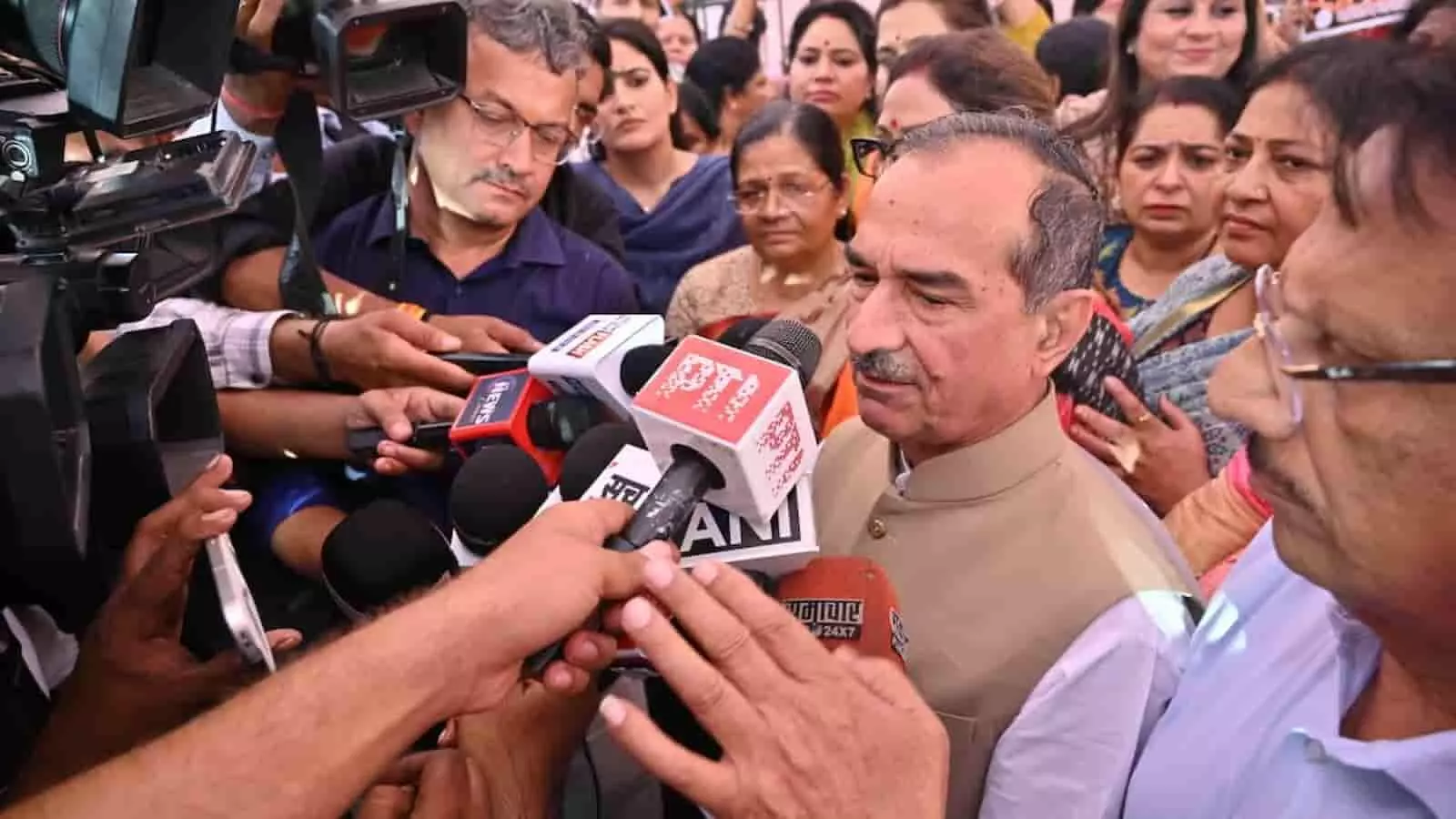तस्वीर में माइक थामे पत्रकारों के बीच मदन राठौड़ बयान देते हुए दिख रहे हैं। तस्वीर में माइक थामे पत्रकारों के बीच मदन राठौड़ बयान देते हुए दिख रहे हैं।