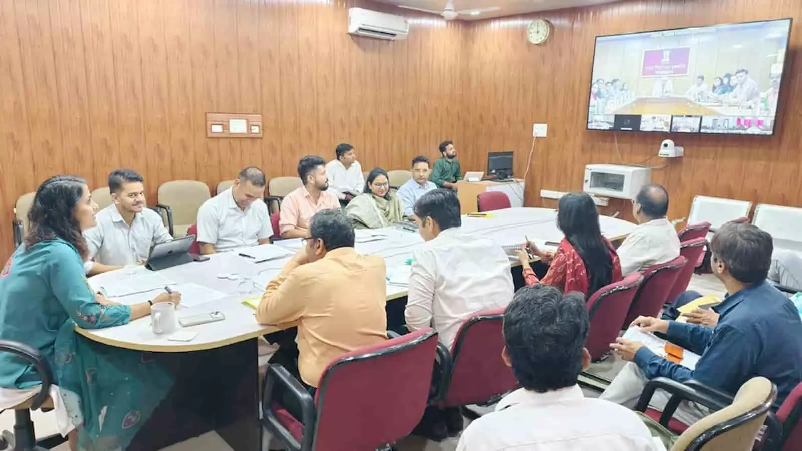 तस्वीर में बैठक कक्ष में अधिकारी वीडियो कॉन्फ्रेंसिंग के माध्यम से चुनाव तैयारियों की समीक्षा करते हुए। तस्वीर में बैठक कक्ष में अधिकारी वीडियो कॉन्फ्रेंसिंग के माध्यम से चुनाव तैयारियों की समीक्षा करते हुए।
