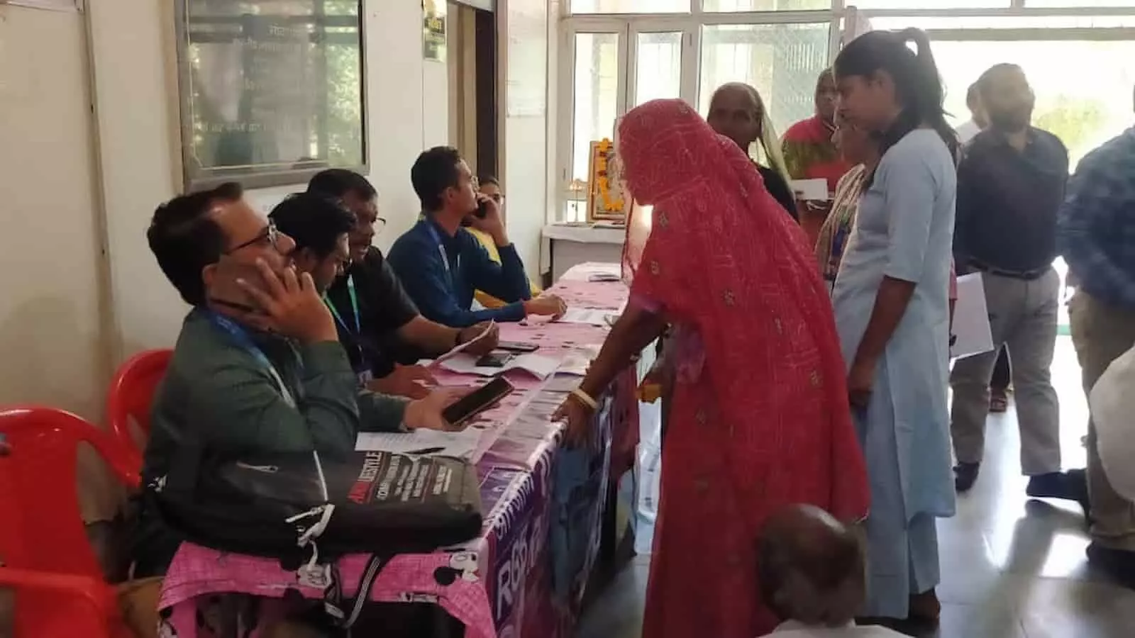 तस्वीर में चित्तौड़गढ़ में आयोजित राष्ट्रीय लोक अदालत के काउंटर पर अधिकारी और आम लोग मौजूद हैं। तस्वीर में चित्तौड़गढ़ में आयोजित राष्ट्रीय लोक अदालत के काउंटर पर अधिकारी और आम लोग मौजूद हैं।