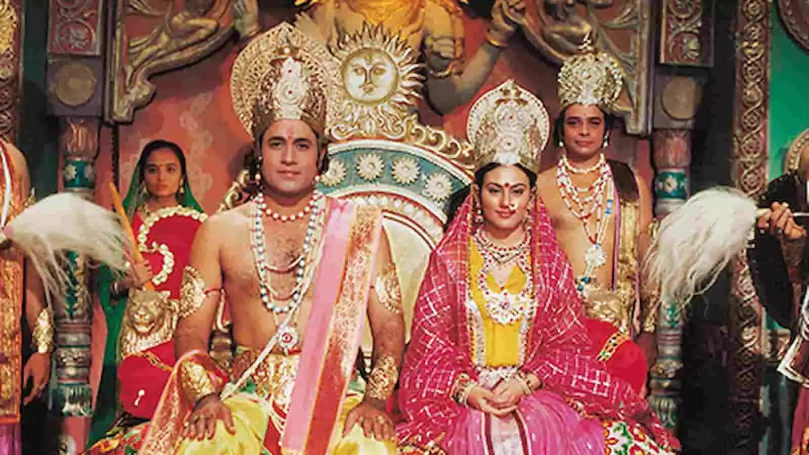 धारावाहिक रामायण के दृश्य में अरुण गोविल और दीपिका चिखलिया सिंहासन पर बैठे हुए। धारावाहिक रामायण के दृश्य में अरुण गोविल और दीपिका चिखलिया सिंहासन पर बैठे हुए।