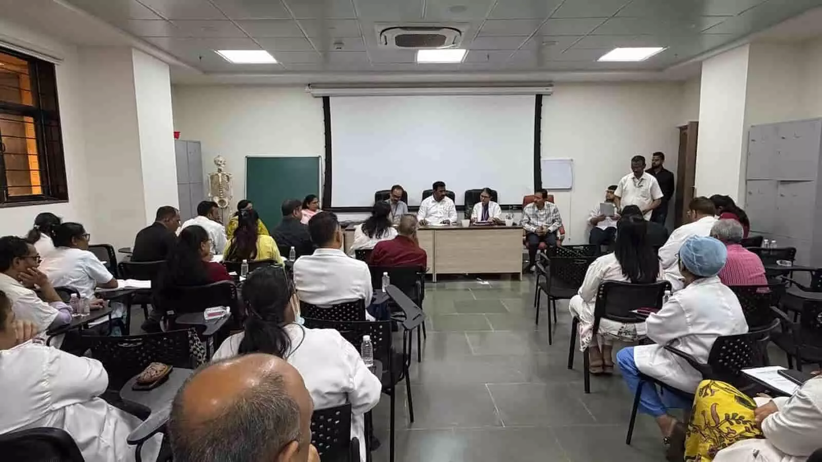 तस्वीर में अस्पताल सभागार में बीएमसी पदाधिकारी और डॉक्टर टेबल के आसपास बैठकर बैठक कर रहे हैं। तस्वीर में अस्पताल सभागार में बीएमसी पदाधिकारी और डॉक्टर टेबल के आसपास बैठकर बैठक कर रहे हैं।