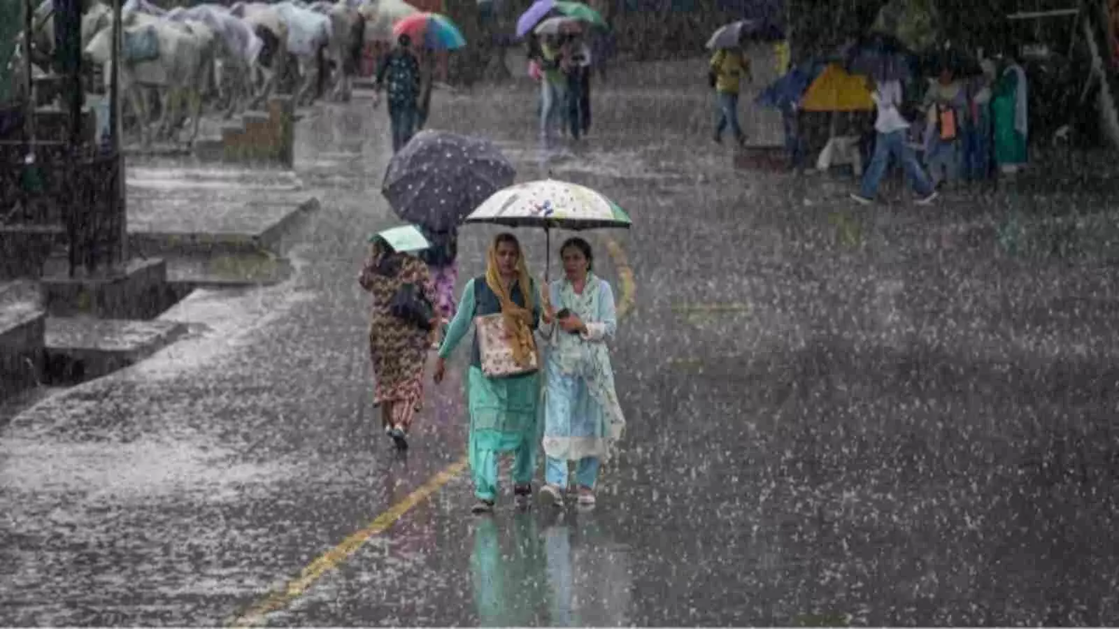 बारिश के दौरान सड़क पर छाते के साथ चलती महिलाएं| बारिश के दौरान सड़क पर छाते के साथ चलती महिलाएं|