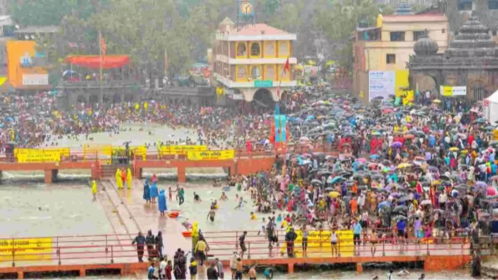 नासिक में कुंभ मेले के निकटवर्ती क्षेत्र में बड़ी संख्या में एकत्रित हुए श्रद्धालु और स्नान करते हुए लोग। नासिक में कुंभ मेले के निकटवर्ती क्षेत्र में बड़ी संख्या में एकत्रित हुए श्रद्धालु और स्नान करते हुए लोग।