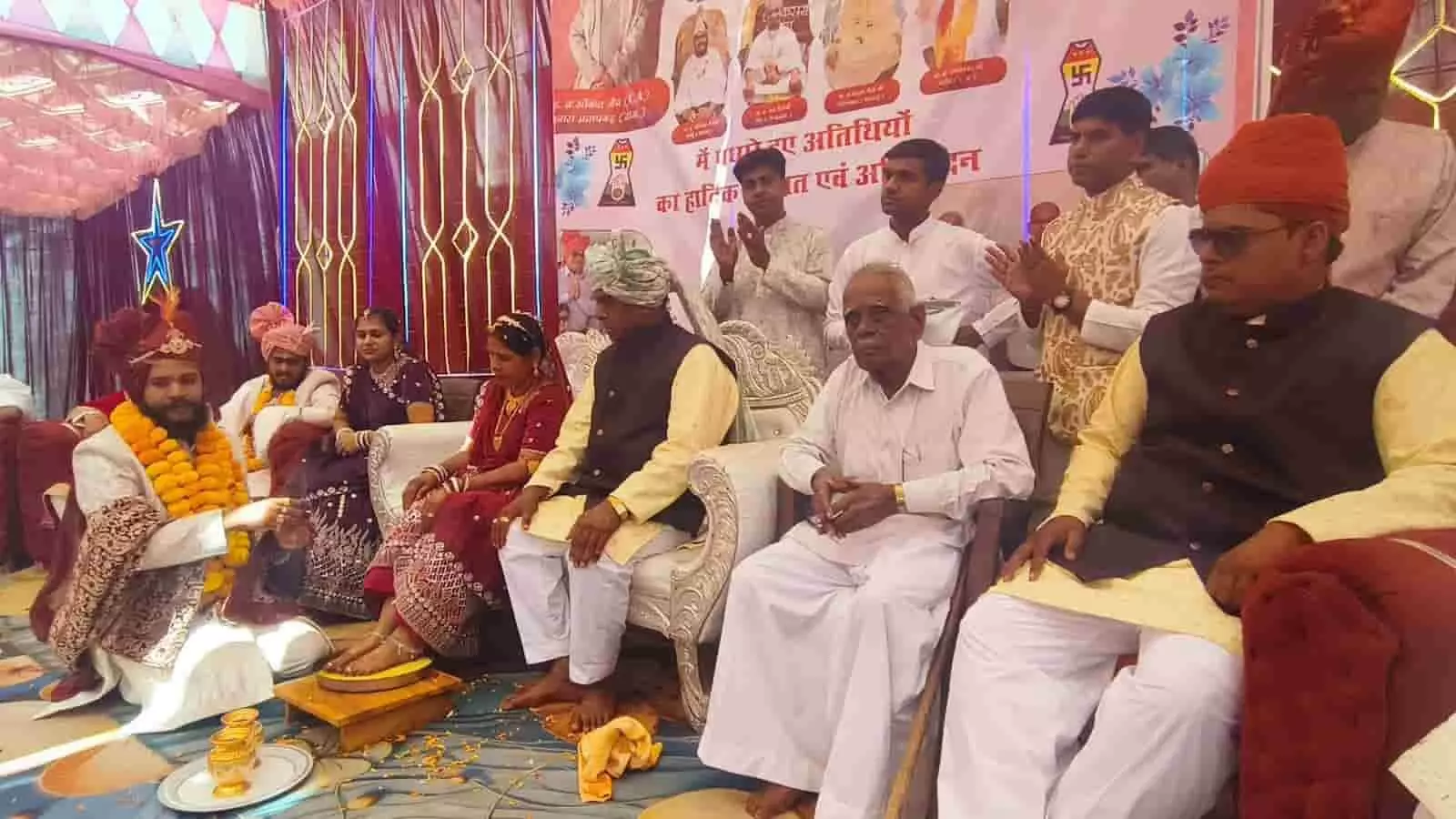 अचनेरा में धार्मिक कार्यक्रम के दौरान अंकित जैन माता-पिता के चरण धोते हुए दिख रहे हैं। अचनेरा में धार्मिक कार्यक्रम के दौरान अंकित जैन माता-पिता के चरण धोते हुए दिख रहे हैं।