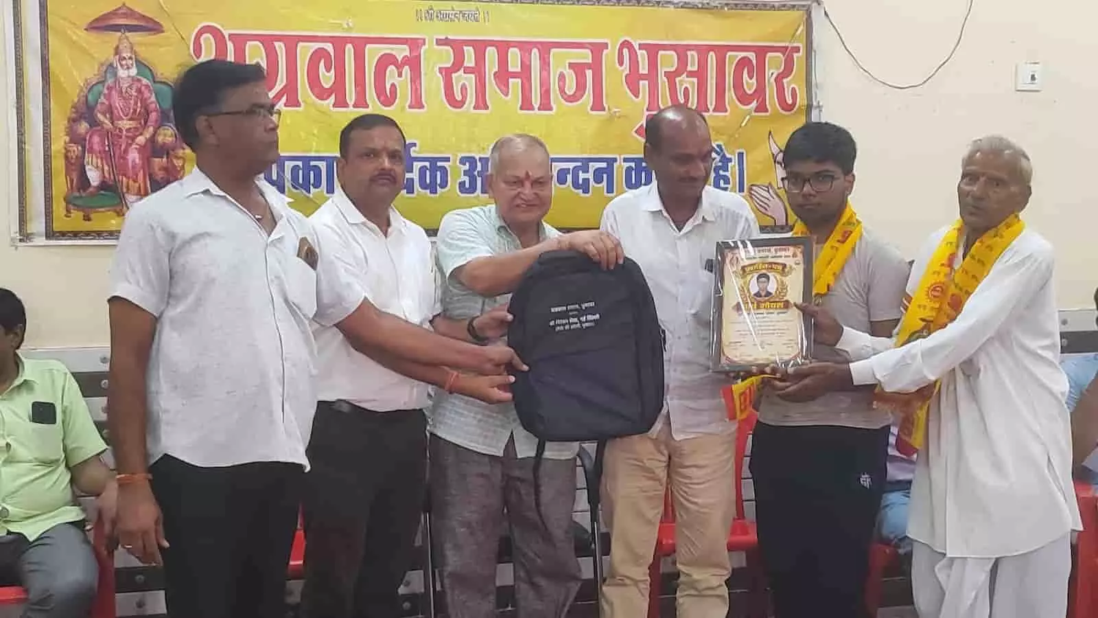 भुसावर के अग्रवाल समाज भवन में मेधावी विद्यार्थी को सम्मानित करते अतिथि भुसावर के अग्रवाल समाज भवन में मेधावी विद्यार्थी को सम्मानित करते अतिथि