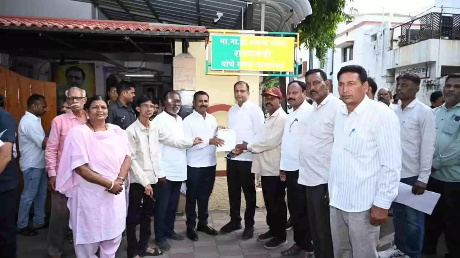 तस्वीर में वर्धा के समुद्रपुर में पालकमंत्री पंकज भोयर को ज्ञापन सौंपते हुए सरपंच संघटना के जिलाध्यक्ष धर्मेंद्र राऊत और अन्य प्रतिनिधि. तस्वीर में वर्धा के समुद्रपुर में पालकमंत्री पंकज भोयर को ज्ञापन सौंपते हुए सरपंच संघटना के जिलाध्यक्ष धर्मेंद्र राऊत और अन्य प्रतिनिधि.