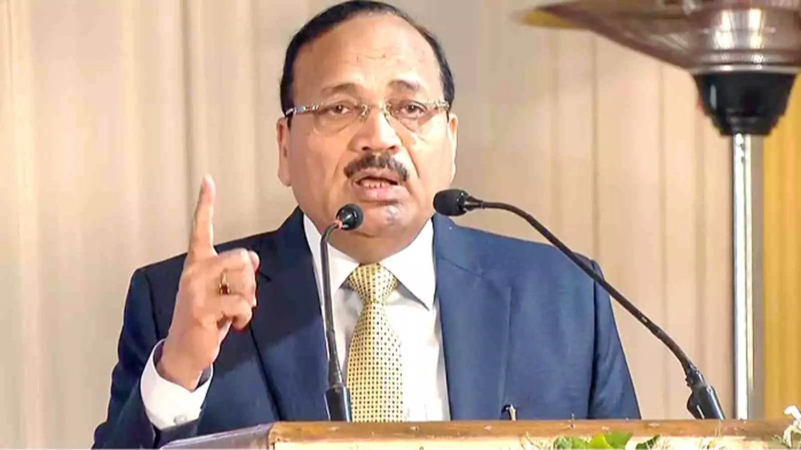 माइक्रोफोन के सामने खड़े होकर भाषण देते हुए मुख्य न्यायाधीश न्यायमूर्ति सूर्यकांत नई दिल्ली में नजर आ रहे हैं। माइक्रोफोन के सामने खड़े होकर भाषण देते हुए मुख्य न्यायाधीश न्यायमूर्ति सूर्यकांत नई दिल्ली में नजर आ रहे हैं।