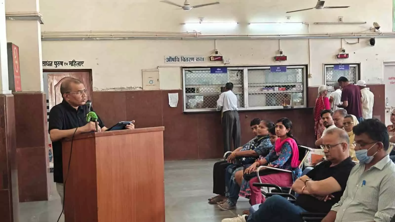 तस्वीर में साबरमती रेलवे अस्पताल में पॉडियम से मानसिक स्वास्थ्य पर भाषण देते डॉ. मनोज कुमार देव। तस्वीर में साबरमती रेलवे अस्पताल में पॉडियम से मानसिक स्वास्थ्य पर भाषण देते डॉ. मनोज कुमार देव।
