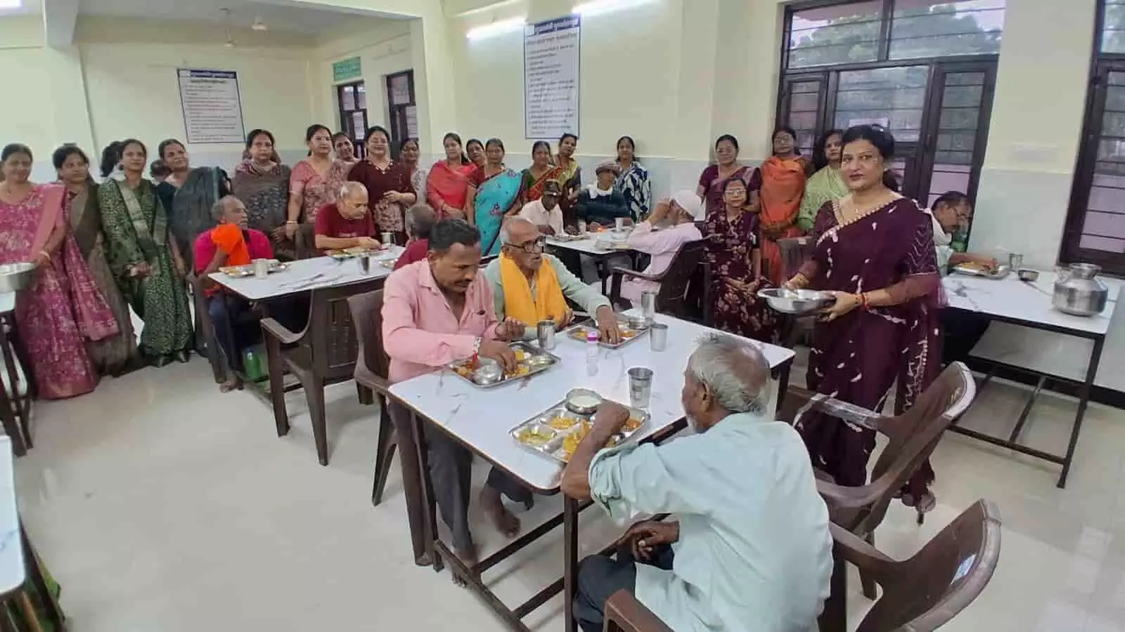 तस्वीर में बारां के वृद्धाश्रम में वृद्धजनों को भोजन कराती हुई अग्रवाल महिला संगठन की महिलाएं दिख रही हैं। तस्वीर में बारां के वृद्धाश्रम में वृद्धजनों को भोजन कराती हुई अग्रवाल महिला संगठन की महिलाएं दिख रही हैं।