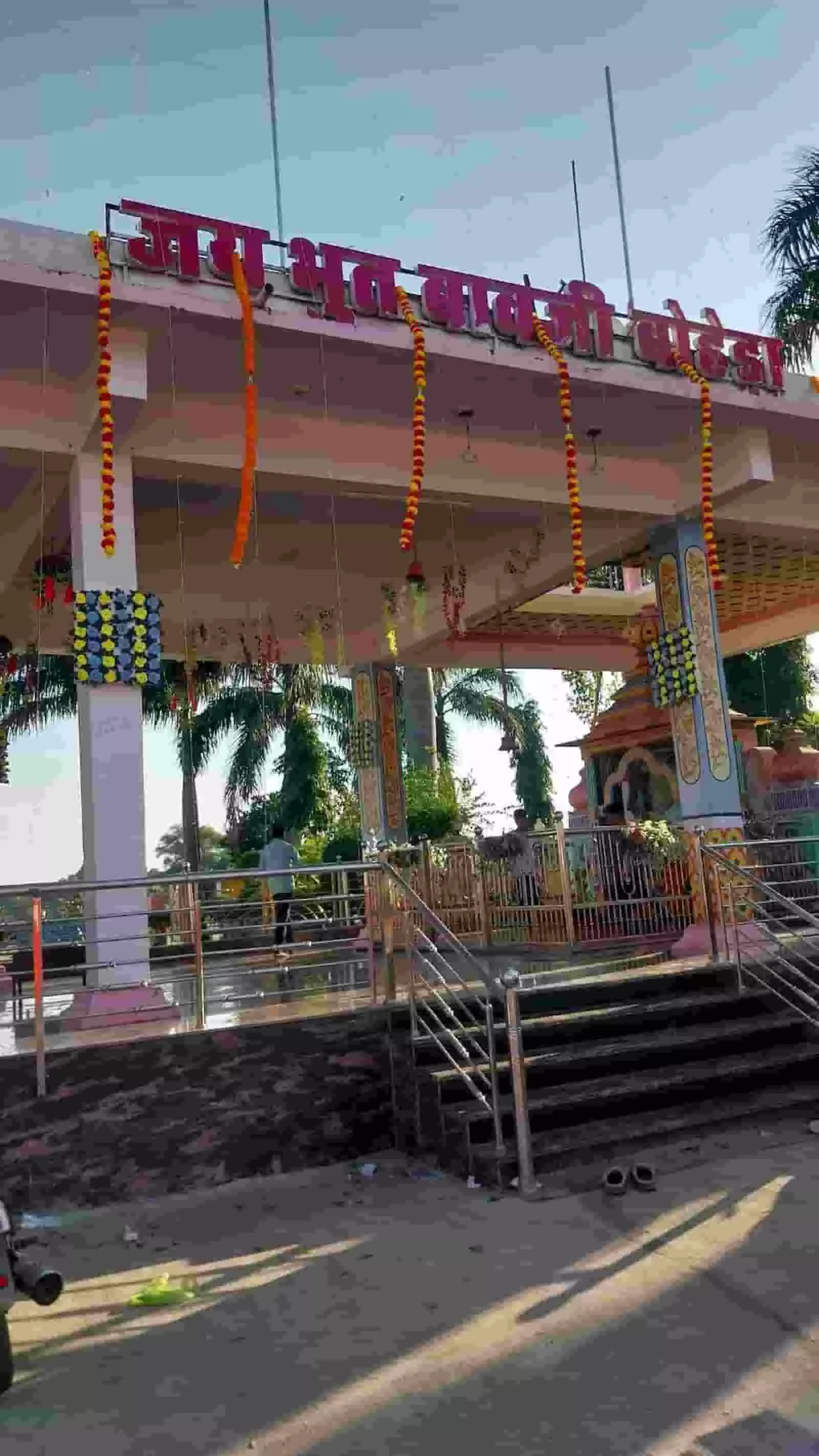 मंदिर के दानपात्र से नकदी चुराने के मामले में फरार आरोपी को पुलिस ने जोधपुर से गिरफ्तार किया। मंदिर के दानपात्र से नकदी चुराने के मामले में फरार आरोपी को पुलिस ने जोधपुर से गिरफ्तार किया।