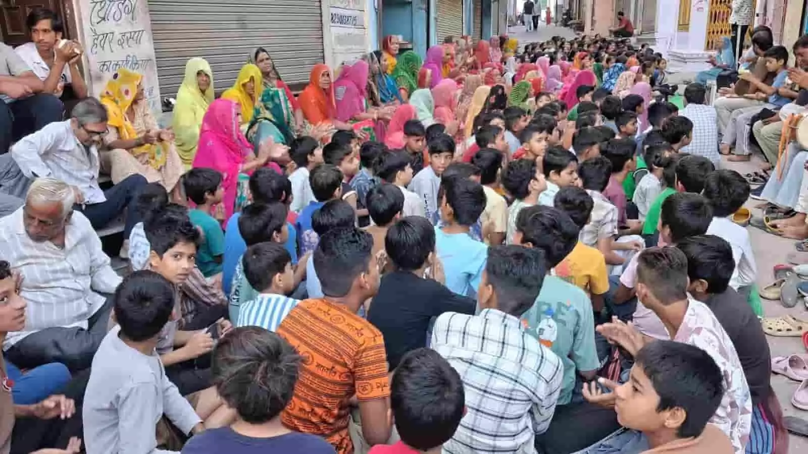 चांदेसी माता मंदिर में आयोजित 251वीं रामधुन के दौरान बैठे हुए श्रद्धालु और बच्चे। चांदेसी माता मंदिर में आयोजित 251वीं रामधुन के दौरान बैठे हुए श्रद्धालु और बच्चे।