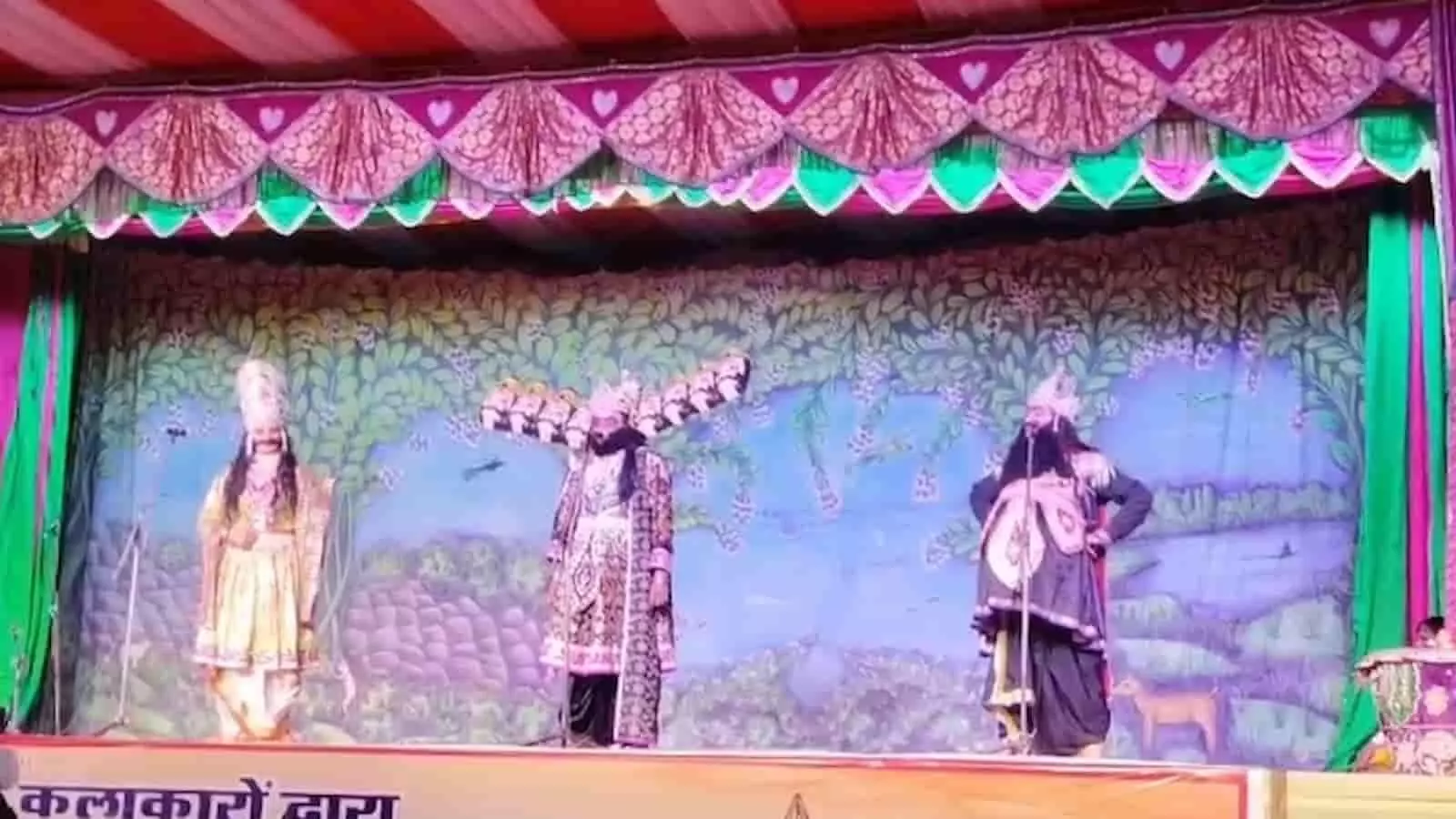 तस्वीर में उदयपुर के निम्बार्क महाविद्यालय में रामलीला मंचन के दौरान मंच पर प्रदर्शन करते कलाकार दिख रहे हैं. तस्वीर में उदयपुर के निम्बार्क महाविद्यालय में रामलीला मंचन के दौरान मंच पर प्रदर्शन करते कलाकार दिख रहे हैं.