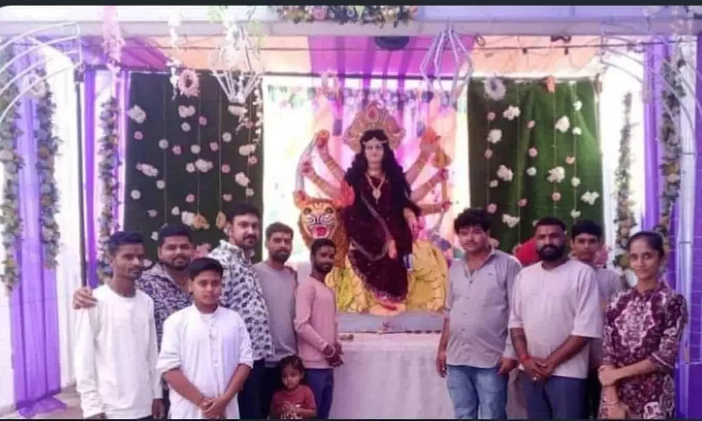 बड़ी सादड़ी के गरबा पंडाल में स्थापित मां दुर्गा की मूर्ति के समक्ष खड़े श्रद्धालु। बड़ी सादड़ी के गरबा पंडाल में स्थापित मां दुर्गा की मूर्ति के समक्ष खड़े श्रद्धालु।