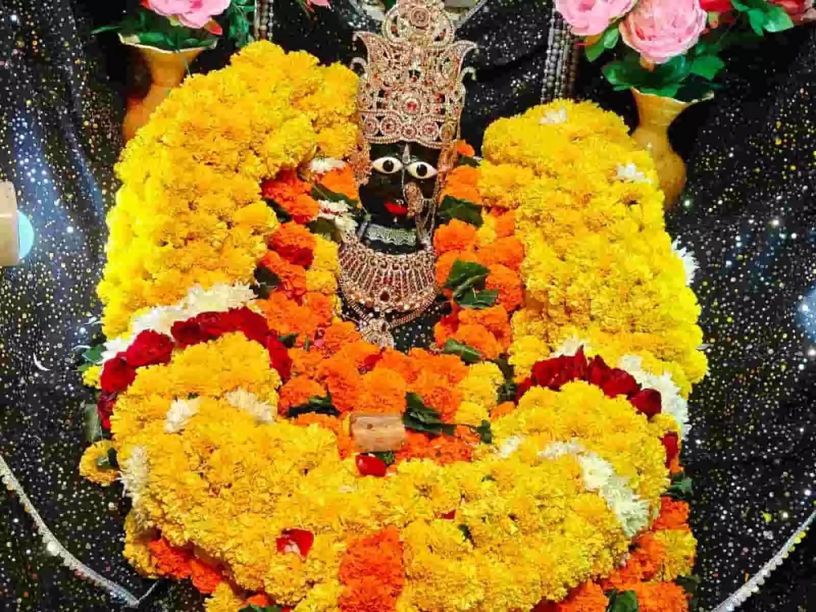 तस्वीर में खैरवाड़ा स्थित श्री रुद्राणी महाकालिका शक्तिपीठ में फूलों की मालाओं से सुसज्जित देवी की प्रतिमा दिख रही है। तस्वीर में खैरवाड़ा स्थित श्री रुद्राणी महाकालिका शक्तिपीठ में फूलों की मालाओं से सुसज्जित देवी की प्रतिमा दिख रही है।