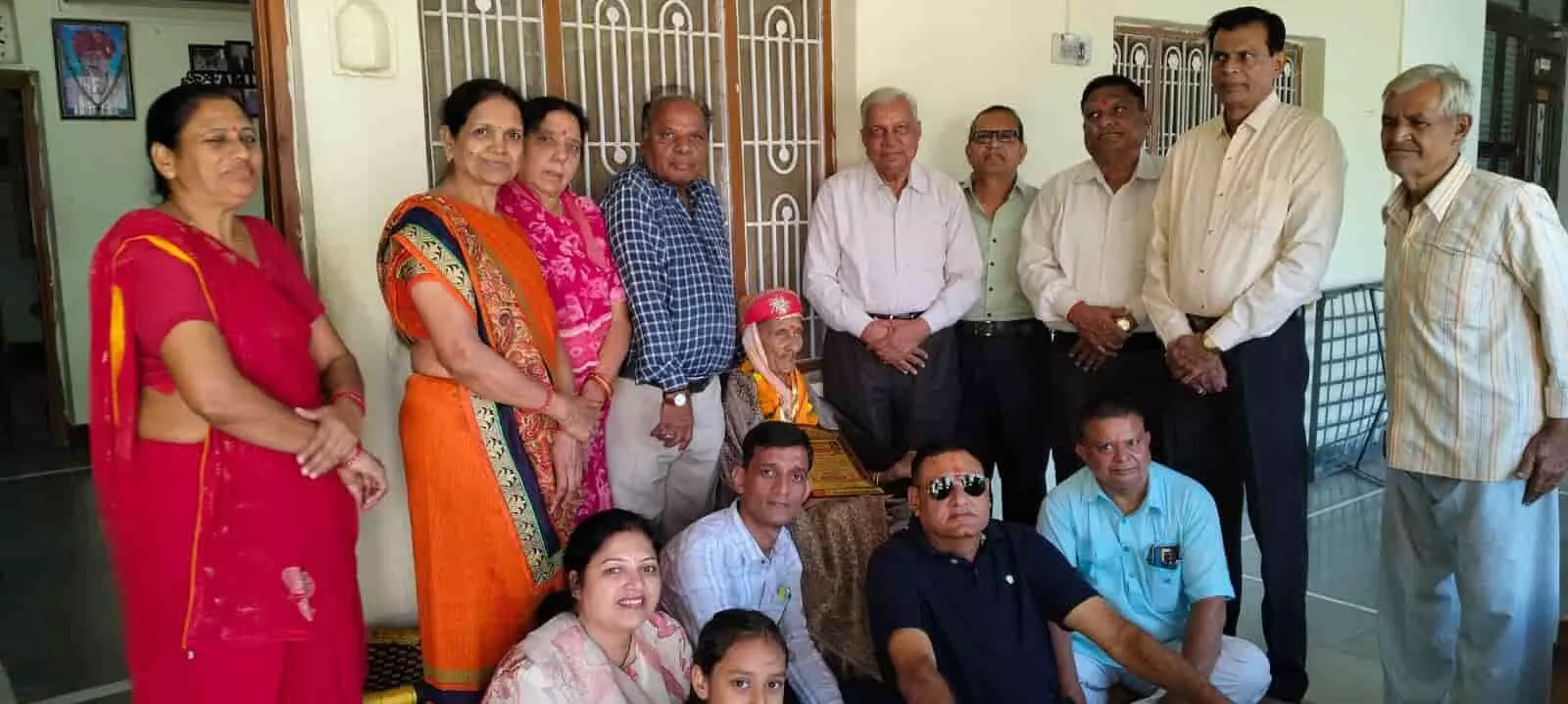 तस्वीर में खेरवाड़ा में 102 वर्षीया जशोदा बाँ मेहता के सम्मान समारोह में उपस्थित समाज के लोग। तस्वीर में खेरवाड़ा में 102 वर्षीया जशोदा बाँ मेहता के सम्मान समारोह में उपस्थित समाज के लोग।
