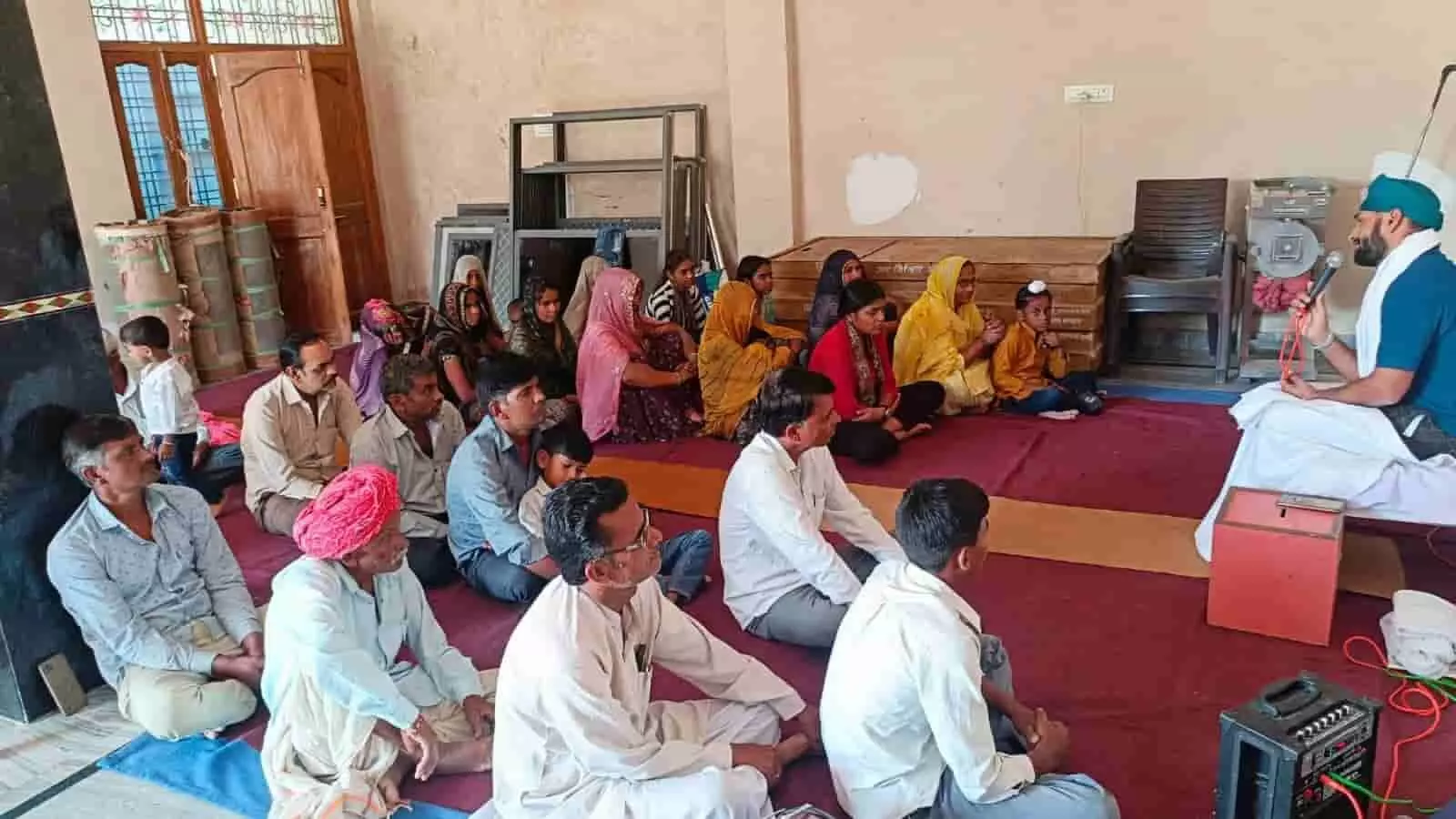 बड़ी सादड़ी के निरंकारी सत्संग स्थल पर साप्ताहिक सत्संग में प्रवचन देते प्रचारक महात्मा हरजिंदर सिंह। बड़ी सादड़ी के निरंकारी सत्संग स्थल पर साप्ताहिक सत्संग में प्रवचन देते प्रचारक महात्मा हरजिंदर सिंह।