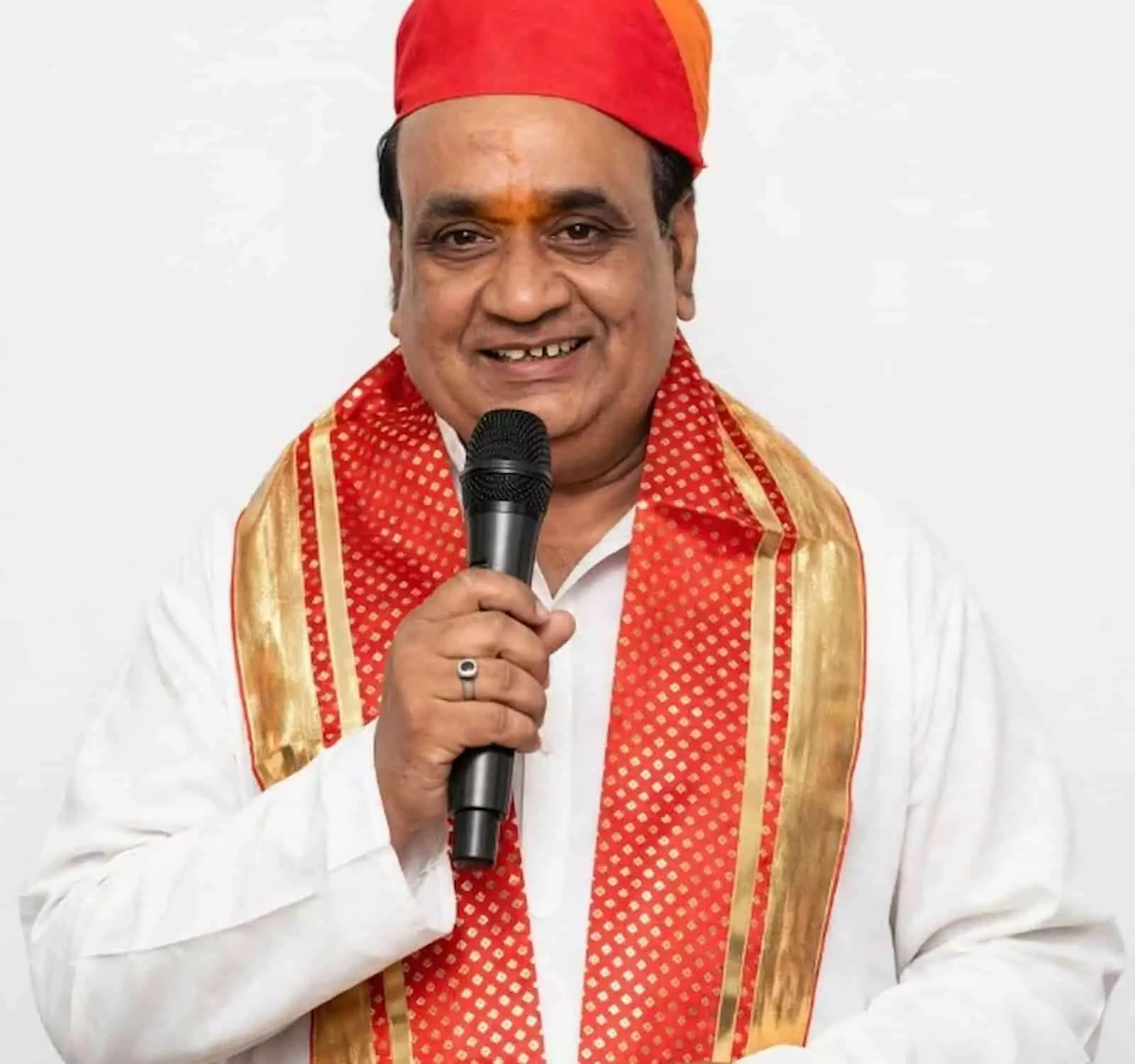 तस्वीर में पारस जैन पार्श्वमणि कोटा में माइक पकड़े हुए दिखाई दे रहे हैं. तस्वीर में पारस जैन पार्श्वमणि कोटा में माइक पकड़े हुए दिखाई दे रहे हैं.