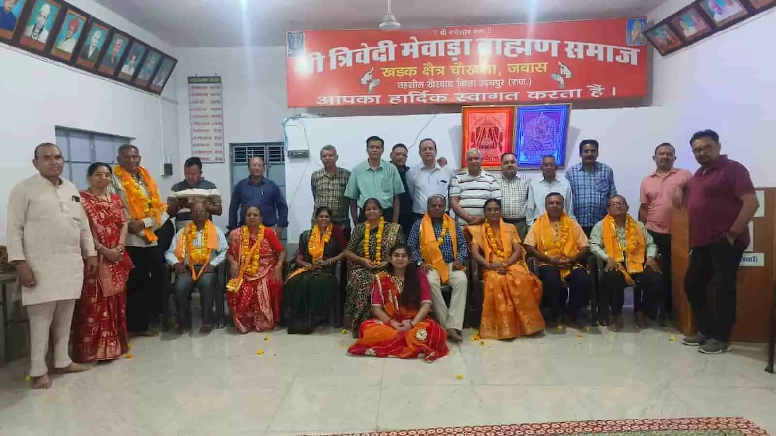 तस्वीर में माला पहने तीर्थयात्री और त्रिवेदी मेवाड़ा ब्राह्मण समाज के सदस्य खेरवाड़ा भवन में खड़े हैं। तस्वीर में माला पहने तीर्थयात्री और त्रिवेदी मेवाड़ा ब्राह्मण समाज के सदस्य खेरवाड़ा भवन में खड़े हैं।