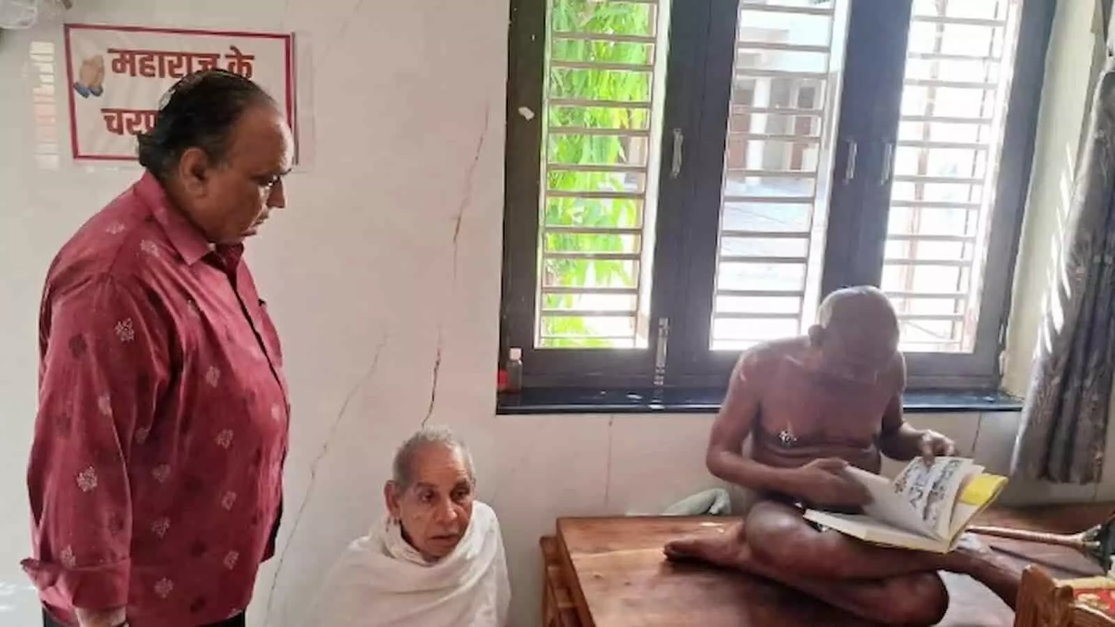 तस्वीर में कोटा के पत्रकार पारस जैन और मुनि योग सागर महाराज नजर आ रहे हैं। तस्वीर में कोटा के पत्रकार पारस जैन और मुनि योग सागर महाराज नजर आ रहे हैं।