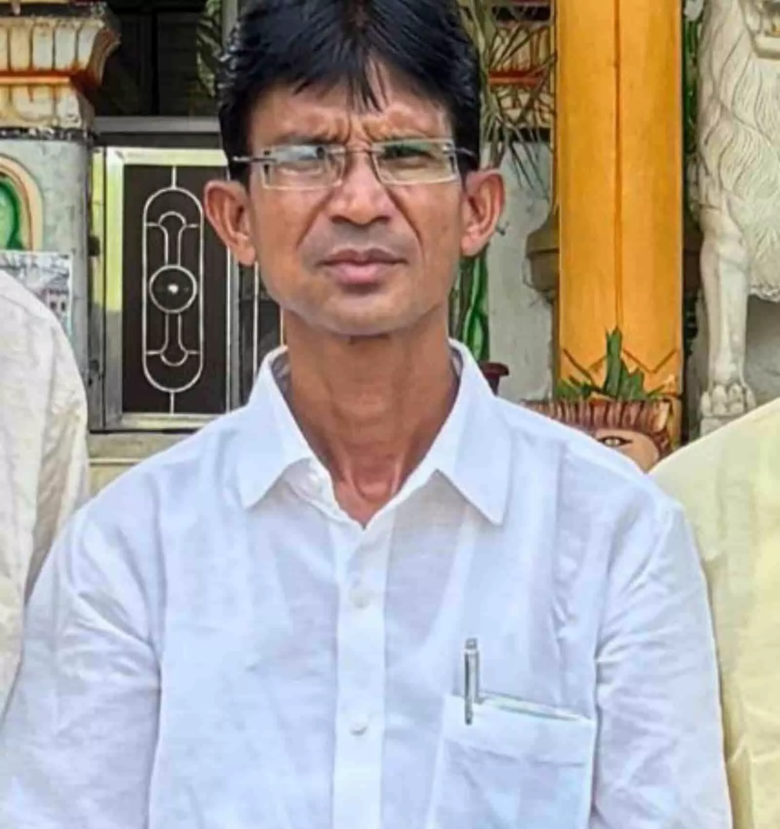 तस्वीर में सफेद शर्ट पहने सरपंच संगठन के जिला प्रचार प्रमुख विलास नवघरे नजर आ रहे हैं। तस्वीर में सफेद शर्ट पहने सरपंच संगठन के जिला प्रचार प्रमुख विलास नवघरे नजर आ रहे हैं।