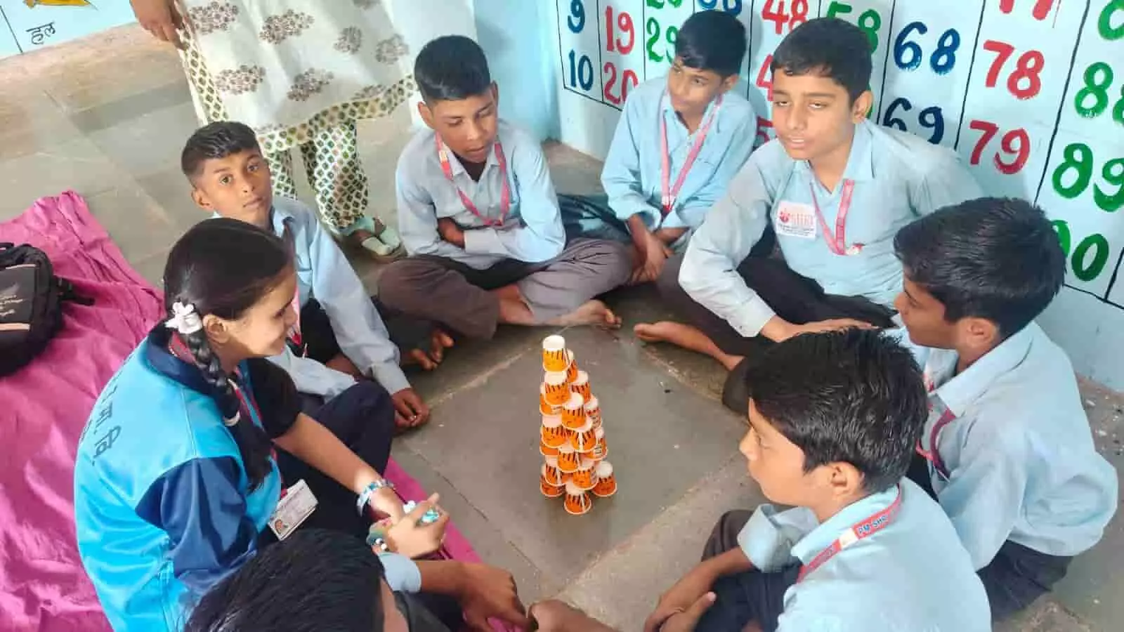 कक्षा में फर्श पर बैठकर डिस्पोजल कप से पिरामिड बनाते पीएम श्री स्कूल छाणी के विद्यार्थी। कक्षा में फर्श पर बैठकर डिस्पोजल कप से पिरामिड बनाते पीएम श्री स्कूल छाणी के विद्यार्थी।