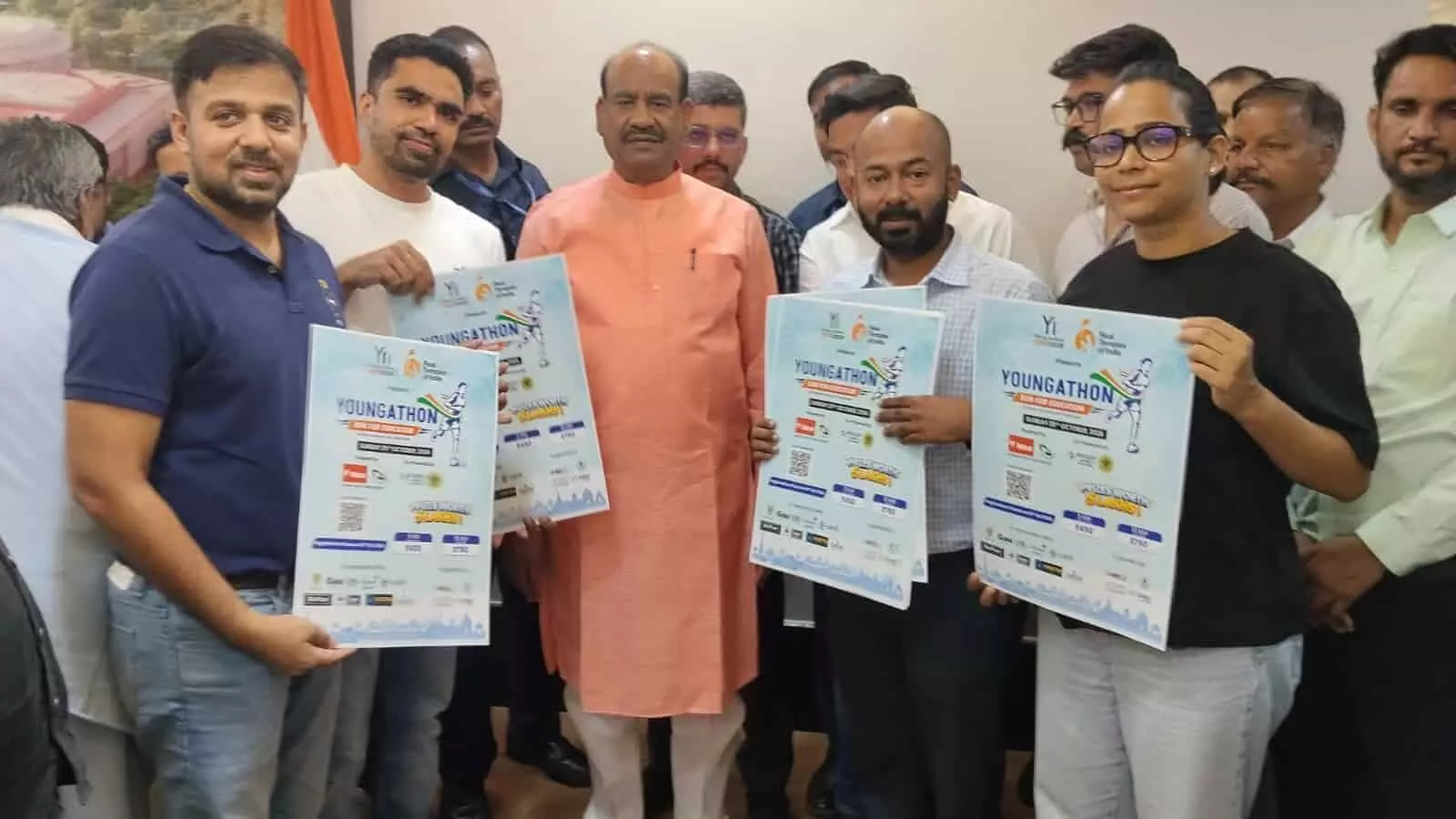 लोकसभा अध्यक्ष ओम बिरला कोटा में आयोजकों के साथ यंगथॉन पोस्टर थामे खड़े हैं। लोकसभा अध्यक्ष ओम बिरला कोटा में आयोजकों के साथ यंगथॉन पोस्टर थामे खड़े हैं।