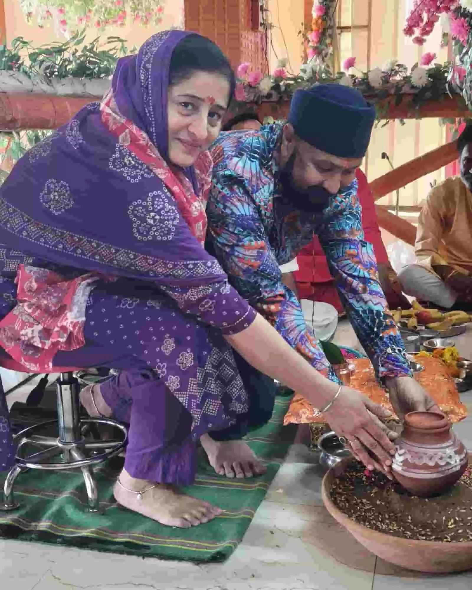 कोटा के दादाबाड़ी स्थित वैष्णो देवी मंदिर में घट स्थापना करते हुए श्रद्धालु। कोटा के दादाबाड़ी स्थित वैष्णो देवी मंदिर में घट स्थापना करते हुए श्रद्धालु।