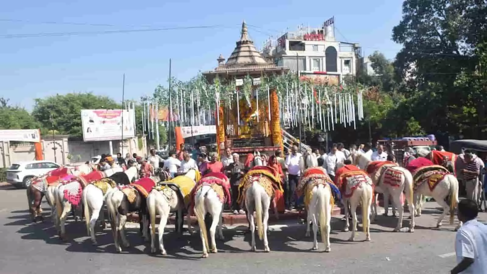 नयापुरा अग्रसेन सर्किल पर अग्रसेन जयंती के अवसर पर सजे हुए घोड़ों के साथ एकत्रित हुए समाज के लोग नयापुरा अग्रसेन सर्किल पर अग्रसेन जयंती के अवसर पर सजे हुए घोड़ों के साथ एकत्रित हुए समाज के लोग