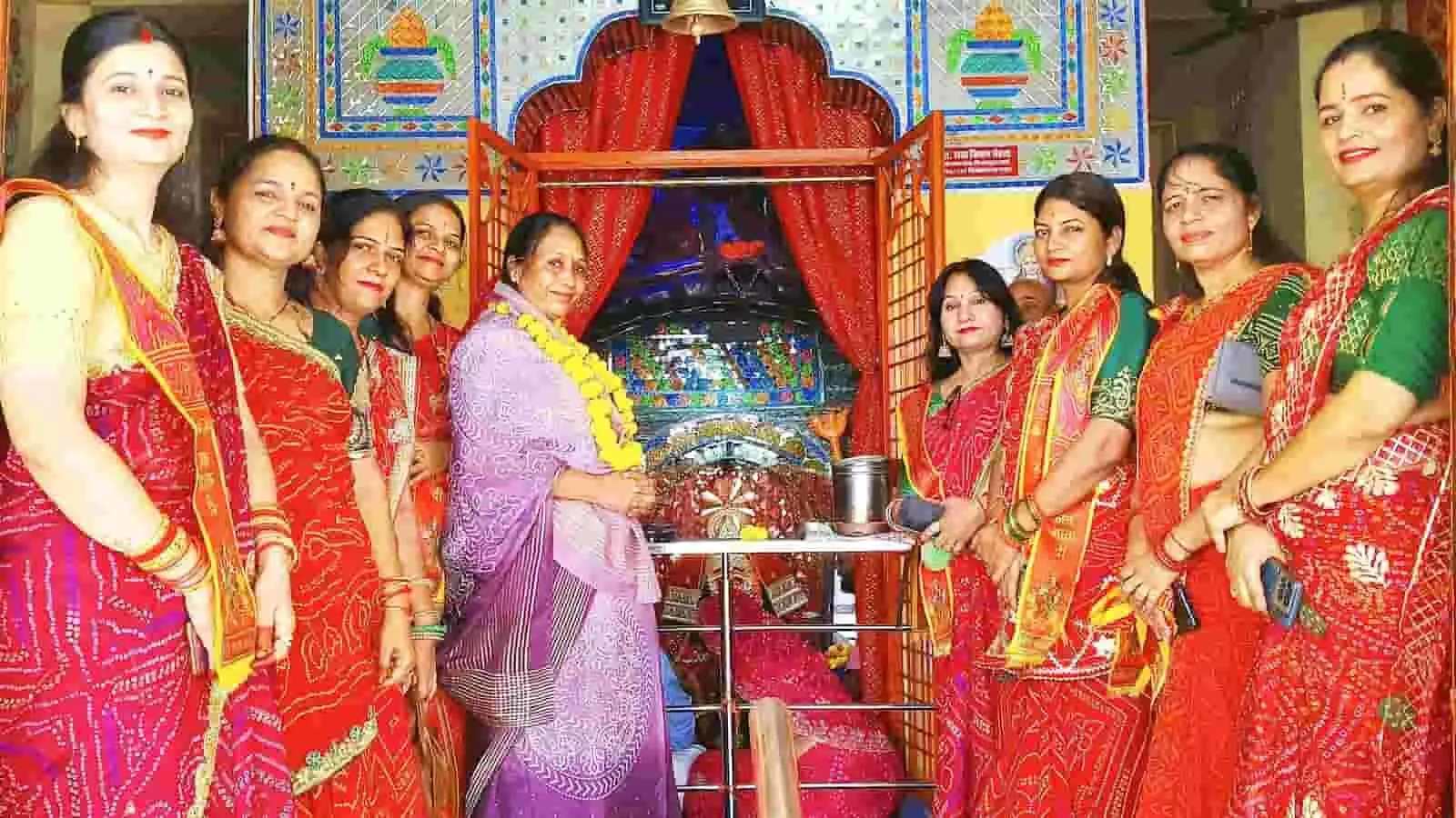 कोटा के चौथमाता मंदिर में नवरात्र के अवसर पर श्री धाकड़ महासभा महिला इकाई की महिलाएं। कोटा के चौथमाता मंदिर में नवरात्र के अवसर पर श्री धाकड़ महासभा महिला इकाई की महिलाएं।